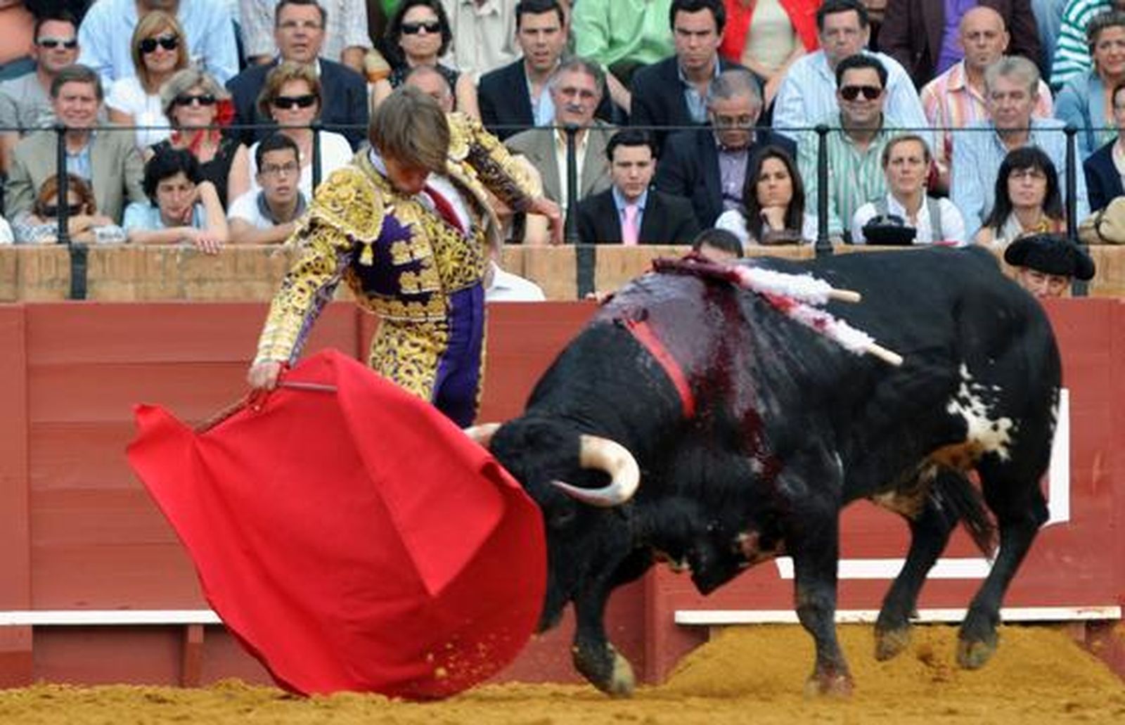 El Fandi rozó el triunfo ante Manuel Díaz 'El Cordobés' y Francisco Rivera Ordóñez. Discreta corrida en la que se torearon astados de la ganadería de Torrestrella. 

Foto: Manuel Gómez
