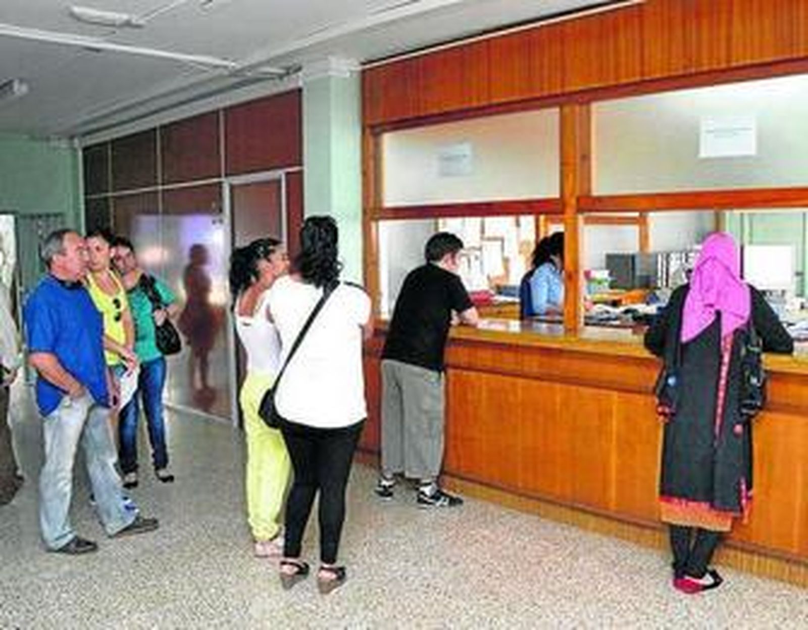 La cola del IES Alhadra para las solicitudes del próximo curso.