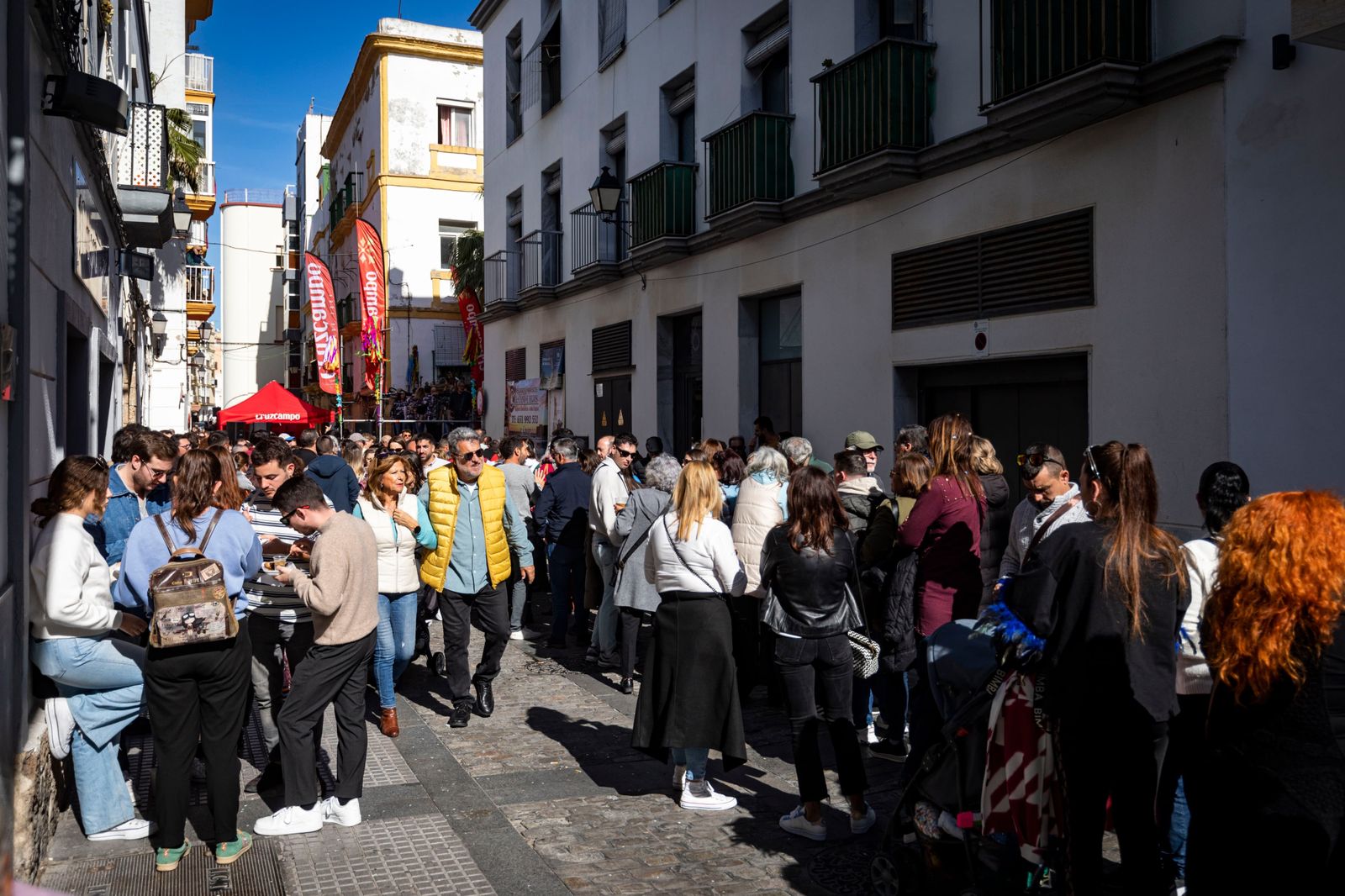 Búscate entre las mejores imágenes de la Erizada 2024 del Carnaval de Cádiz