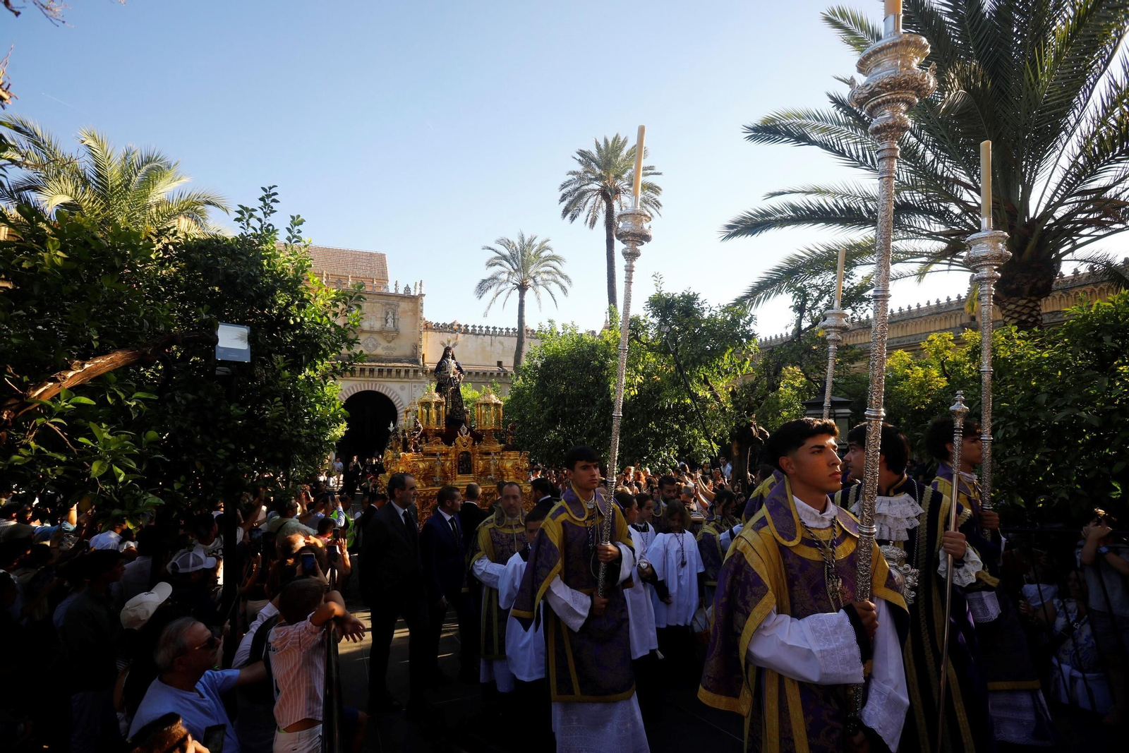 Las mejores fotos de los traslados de regreso de las hermandades tras el Magno Vía Crucis de Córdoba