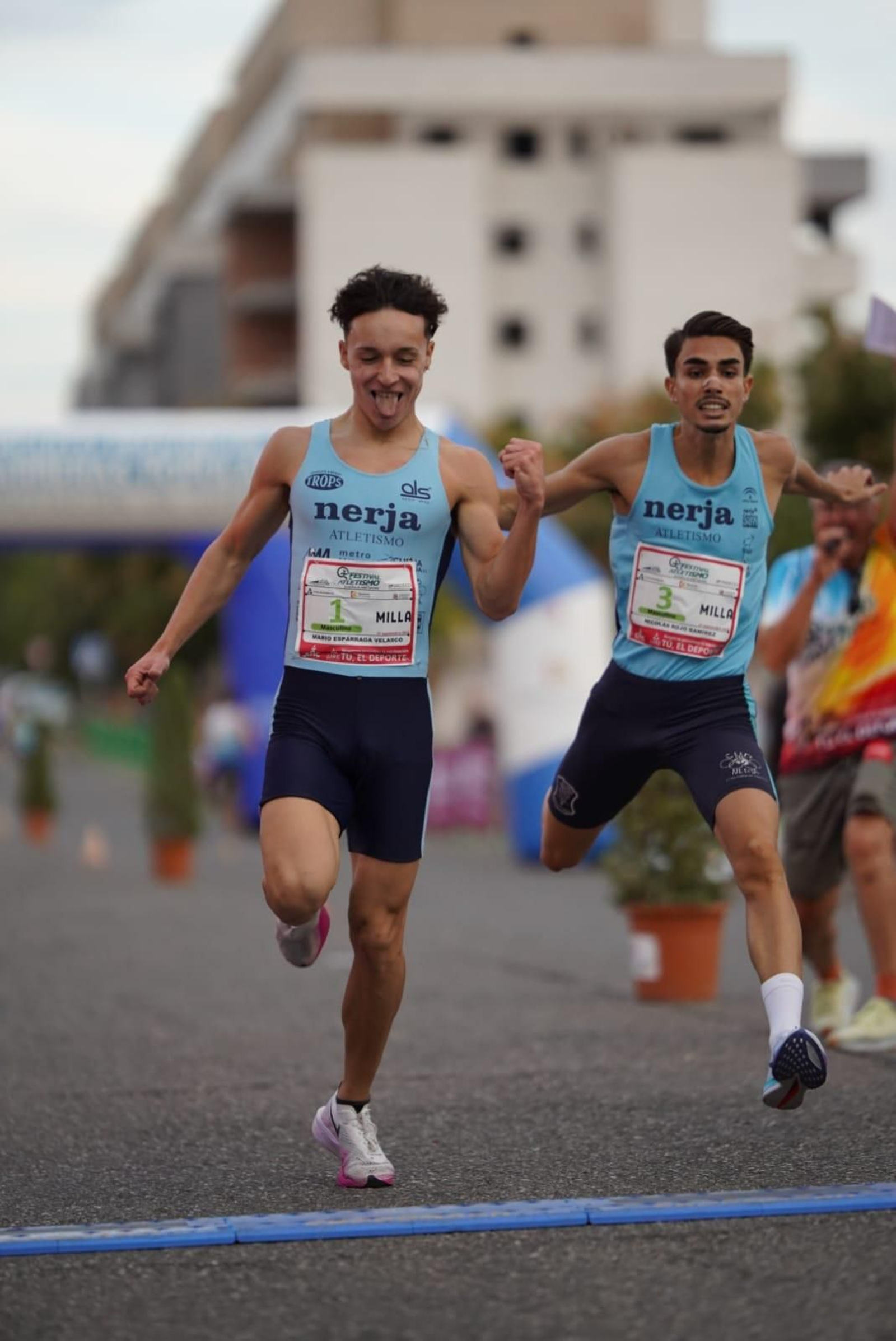 Mario Espárraga entra a meta junto a Nicolás Roja.