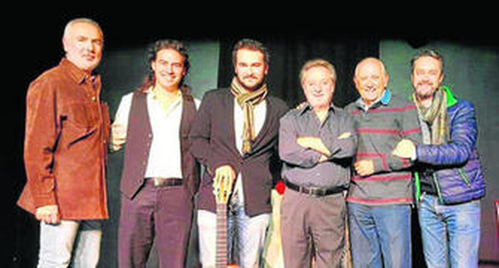 Guillermo Fernández, Abel de Tena, Manuel Galiana y Manuel Carmona con los miebros de Tragycom Puro Teatro.