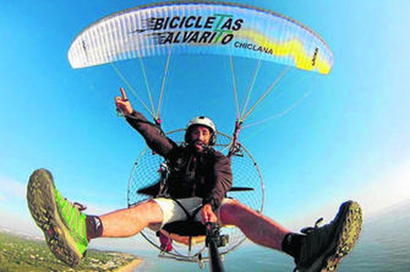 Vicente Palmero, un chiclanero que maneja el paramotor con enorme pericia.