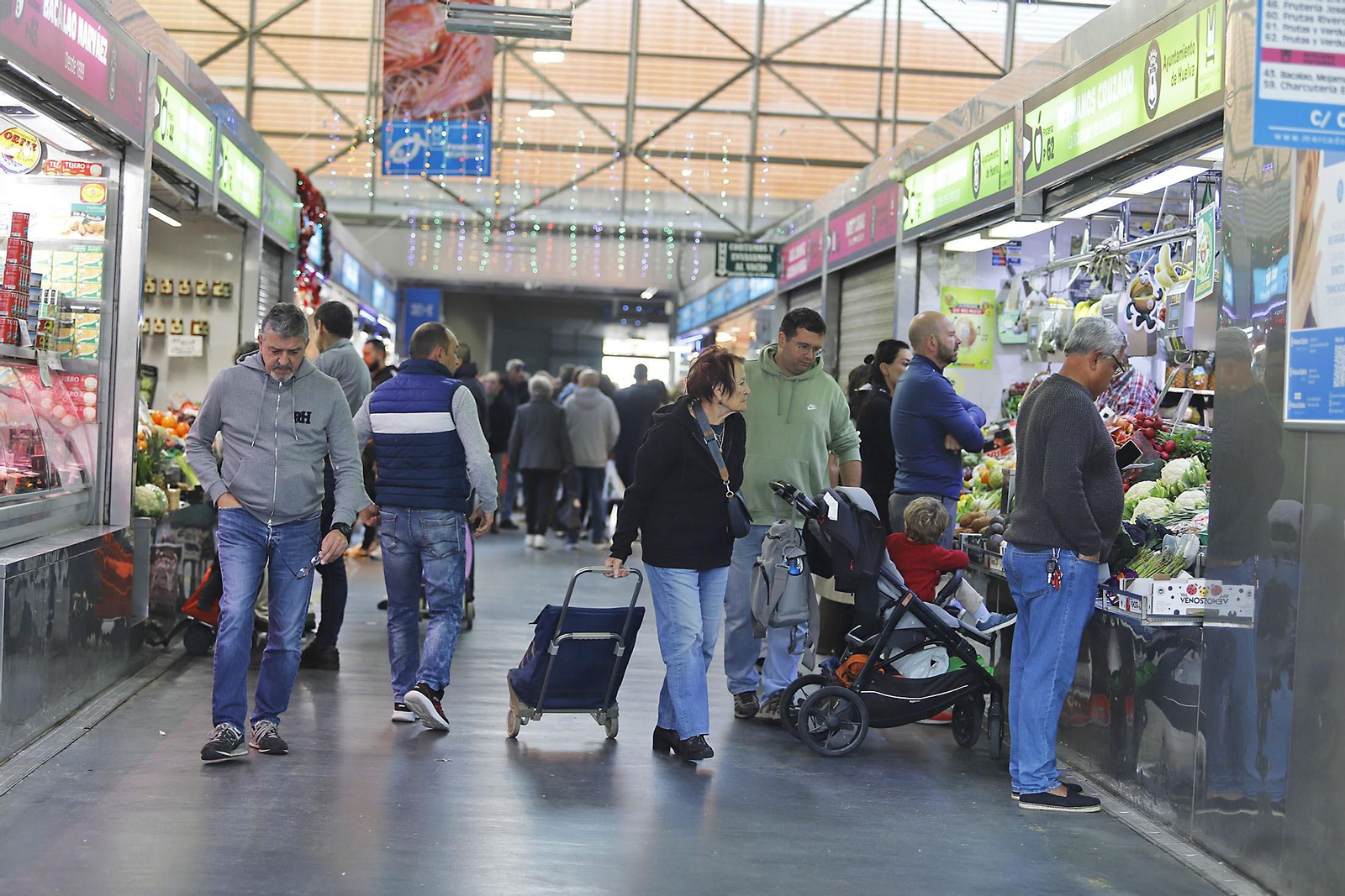 Imágenes del ambiente en el zoco del Mercado del Carmen