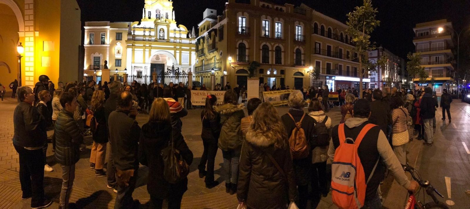 Un momento de la concentración convocada ayer por Somos Migrantes frente a la basílica de la Macarena.