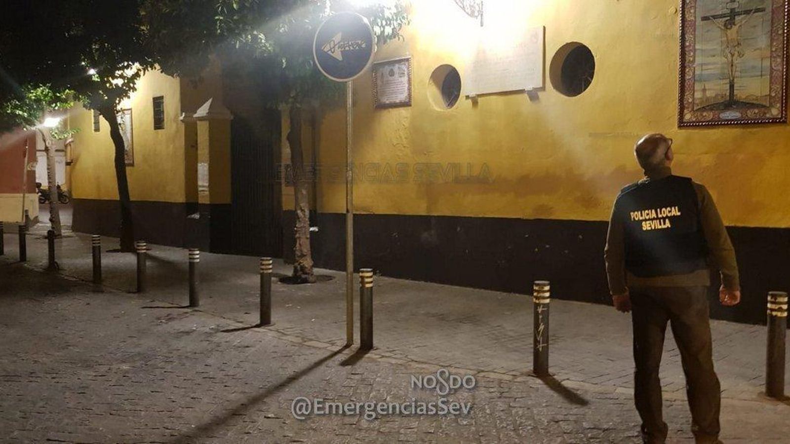 La fachada con la pintada ya borrada.