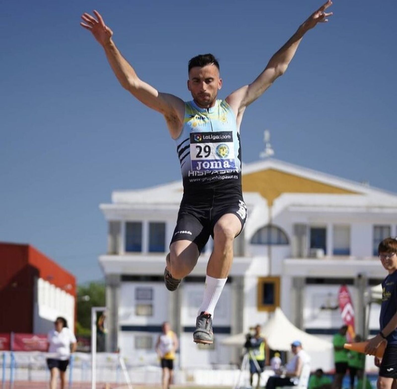 Carlos Martín, en triple salto durante una competición.