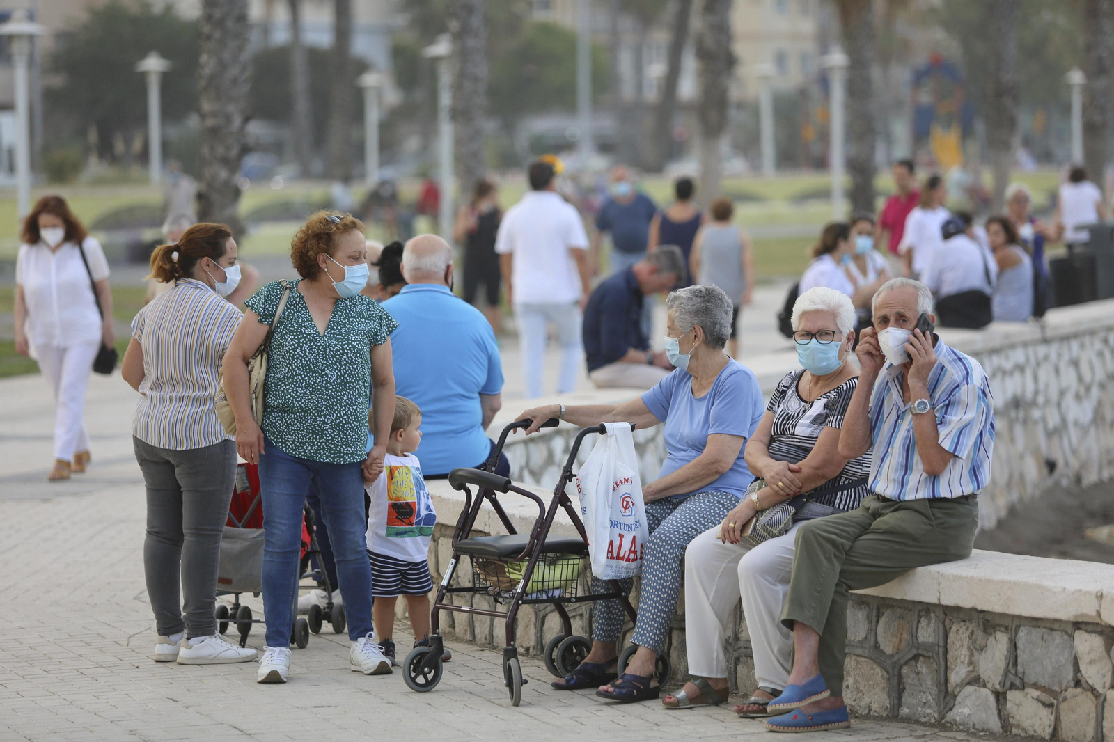 Solitaria noche de San Juan en las playas de Málaga, en fotos