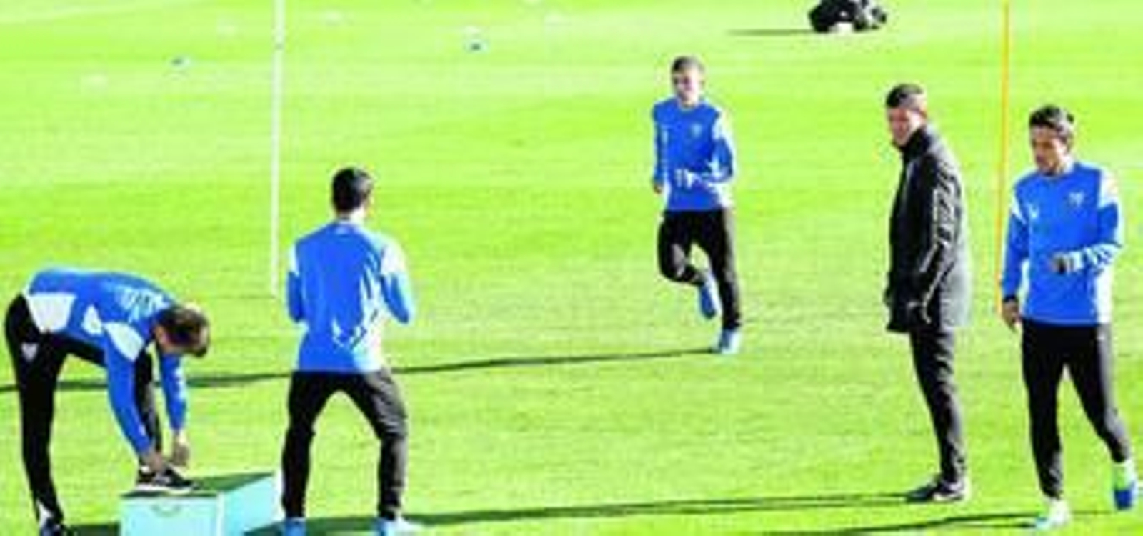 Javi Gracia, entre Portillo (reciente cesión al Betis) y Recio, observa el calentamiento de su plantilla.
