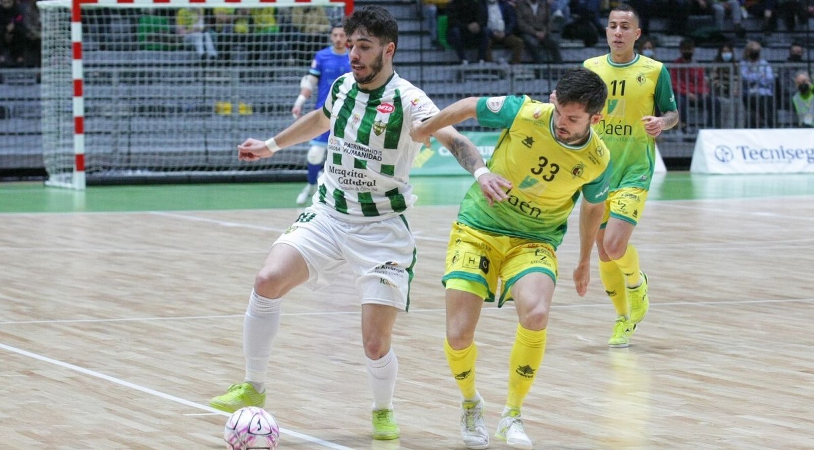 Lucas Perin aguanta la pelota ante Dani Martín.