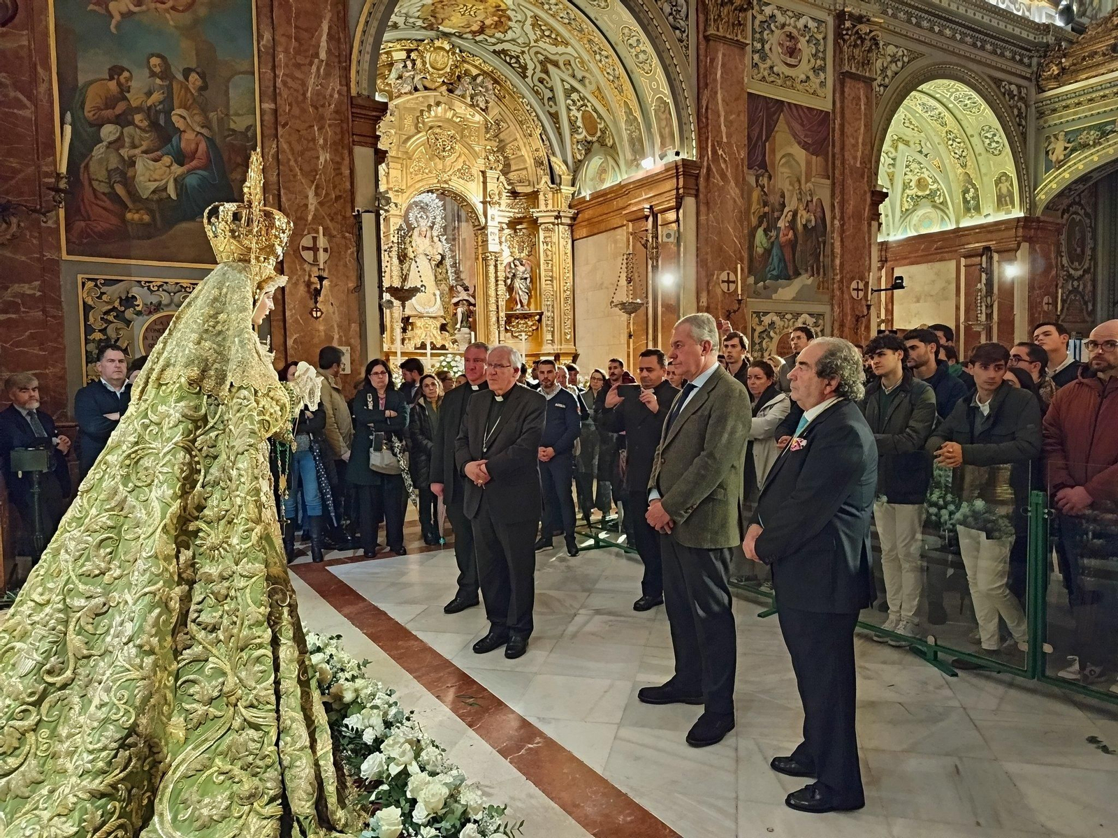 Saiz Meneses reza ante la Virgen de la Esperanza