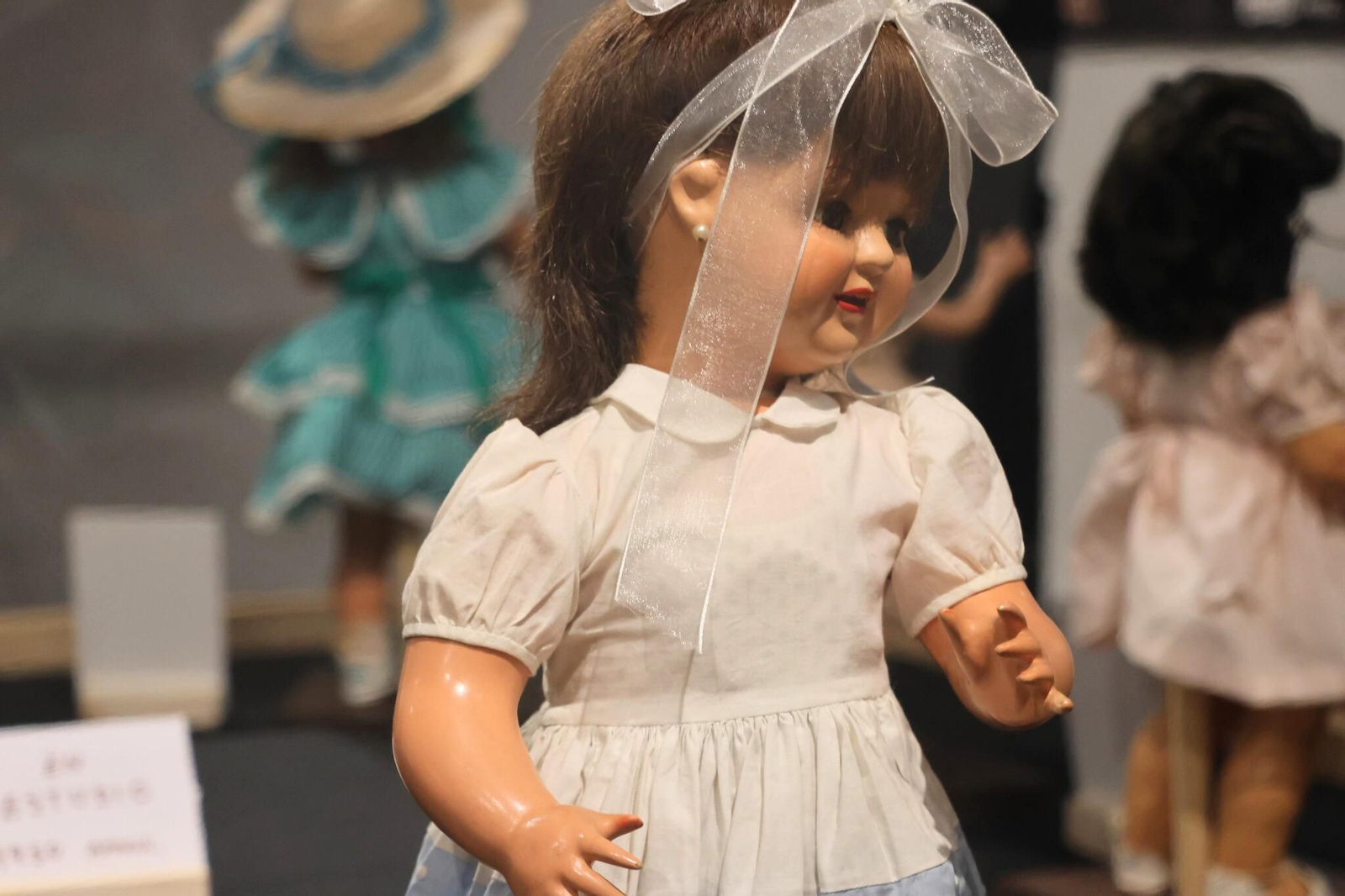Muñeca de comunión de mediados del siglo XX, con vestido blanco y velo, uno de los modelos más representativos de la infancia española de posguerra.