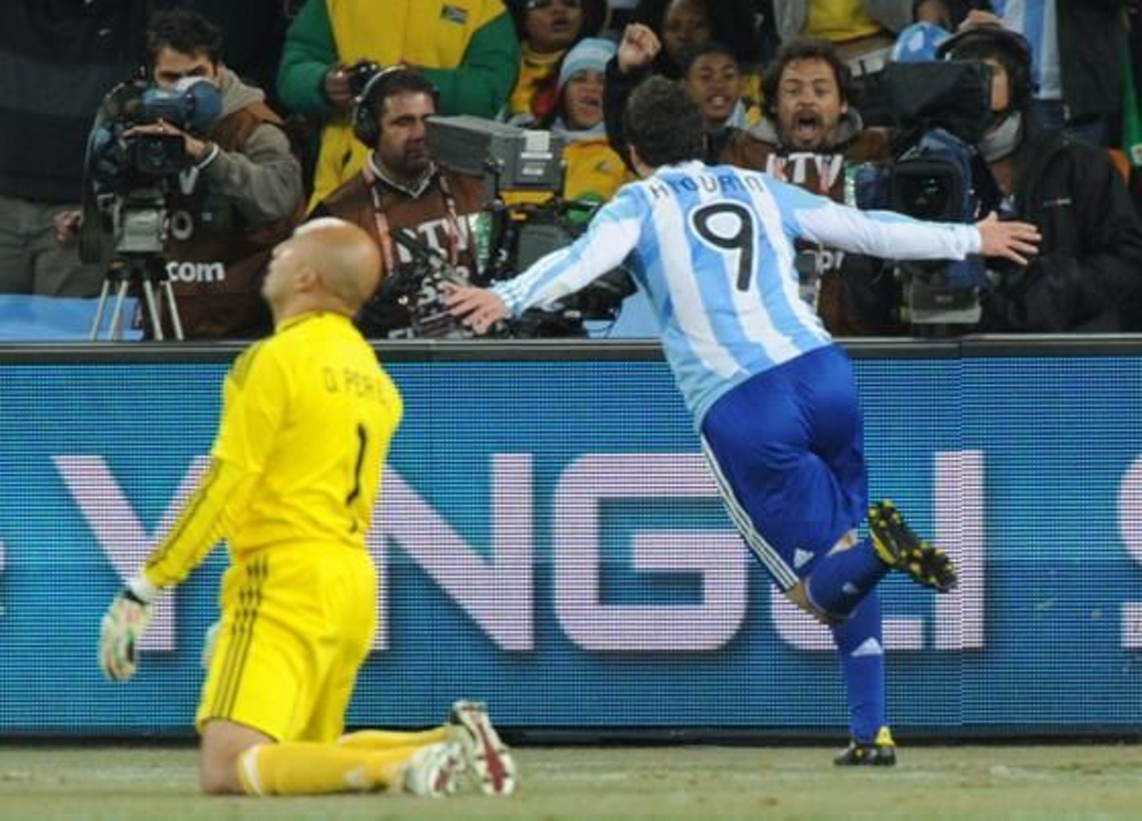 Higuaín festeja el segundo gol de Argentina. / AFP