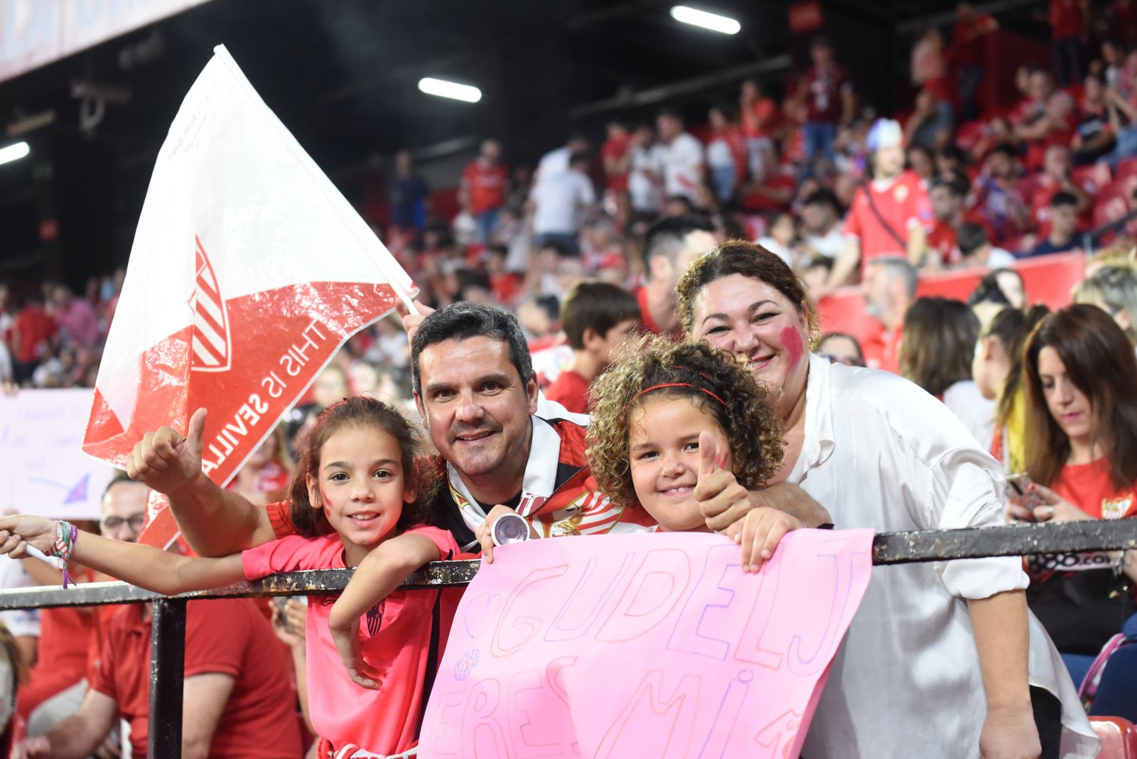 Búscate en la celebración del Sevilla, en el Sánchez-Pizjuán