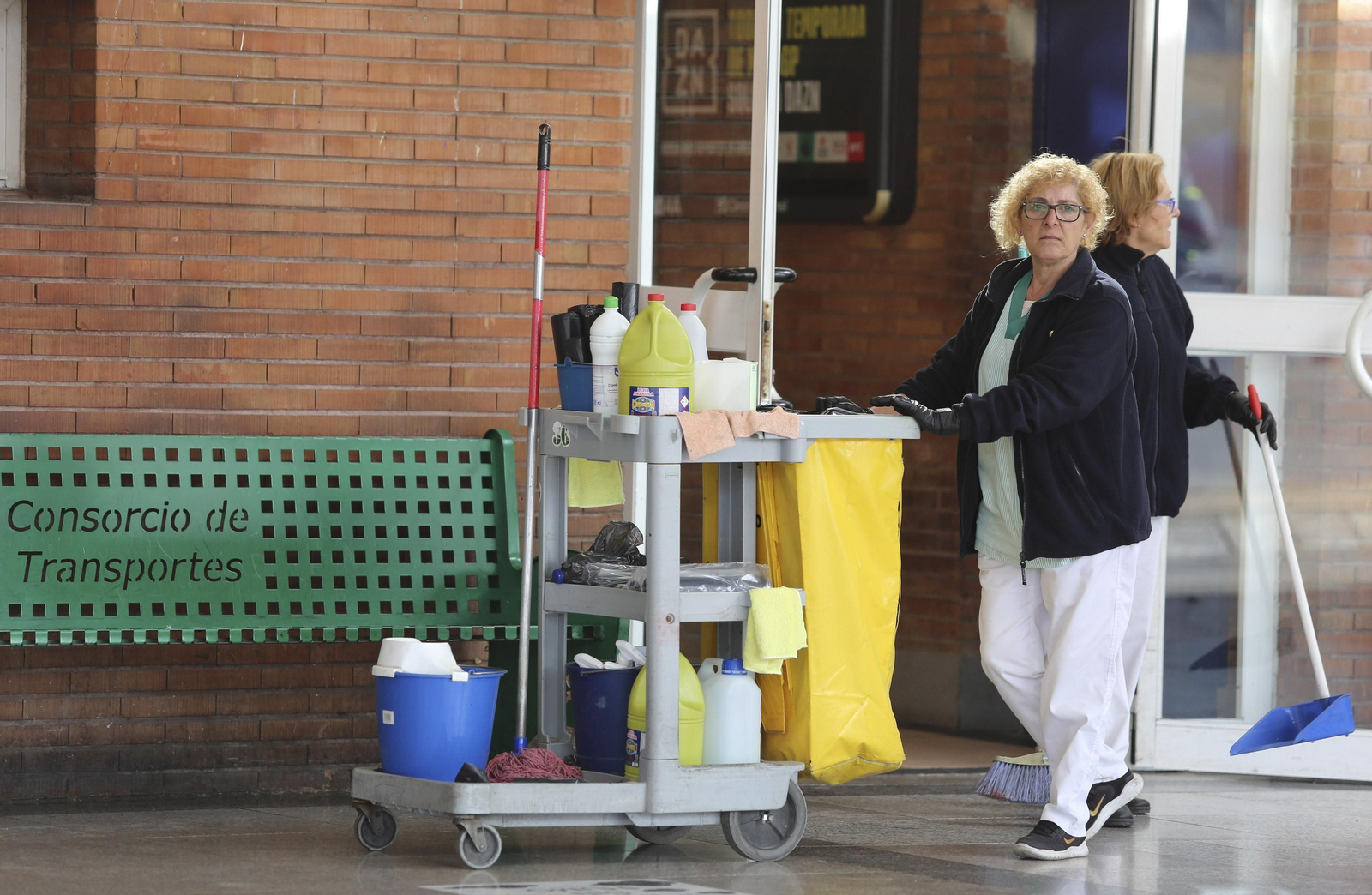 La UME desinfecta en Málaga la estación de autobuses y el puerto, en fotos