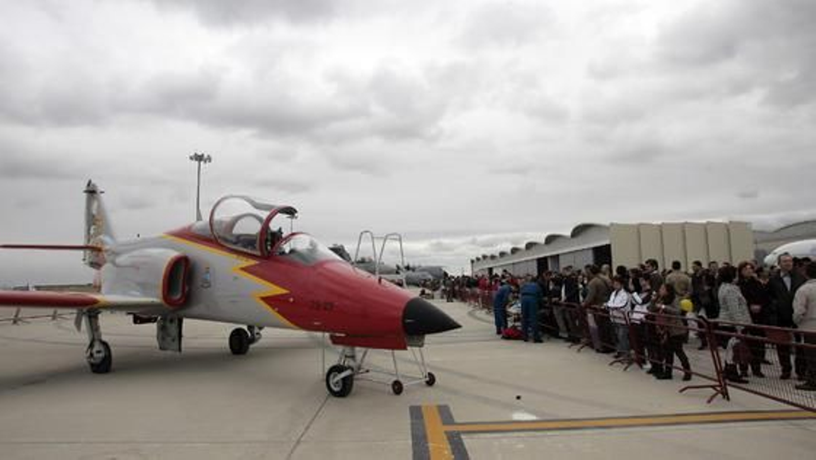 Airbus Military reunió en San Pablo y Tablada a 30.000 familiares y amigos de sus empleados en el denominado Día de la Familia, en el que visitaron las instalaciones de la empresa y diferentes aviones.

Foto: Juan Carlos Muñoz