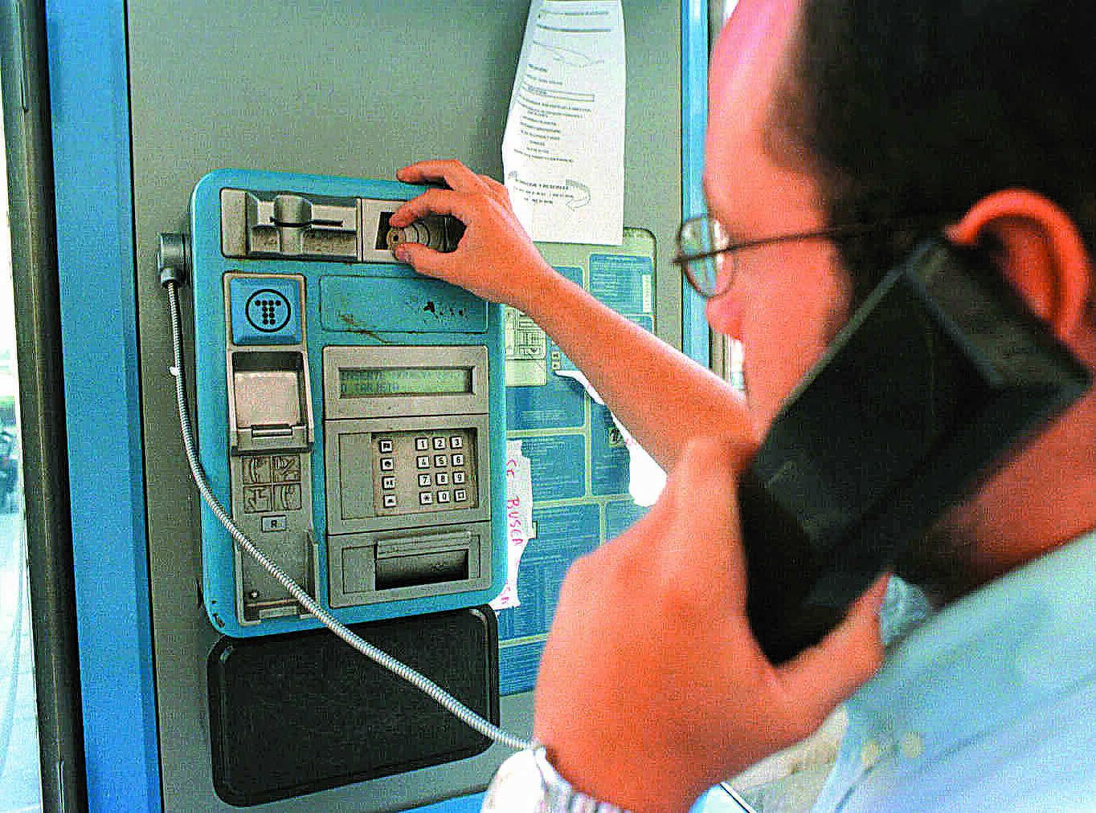 Imagen de archivo de un usuario de Cádiz utilizando una cabina de teléfono