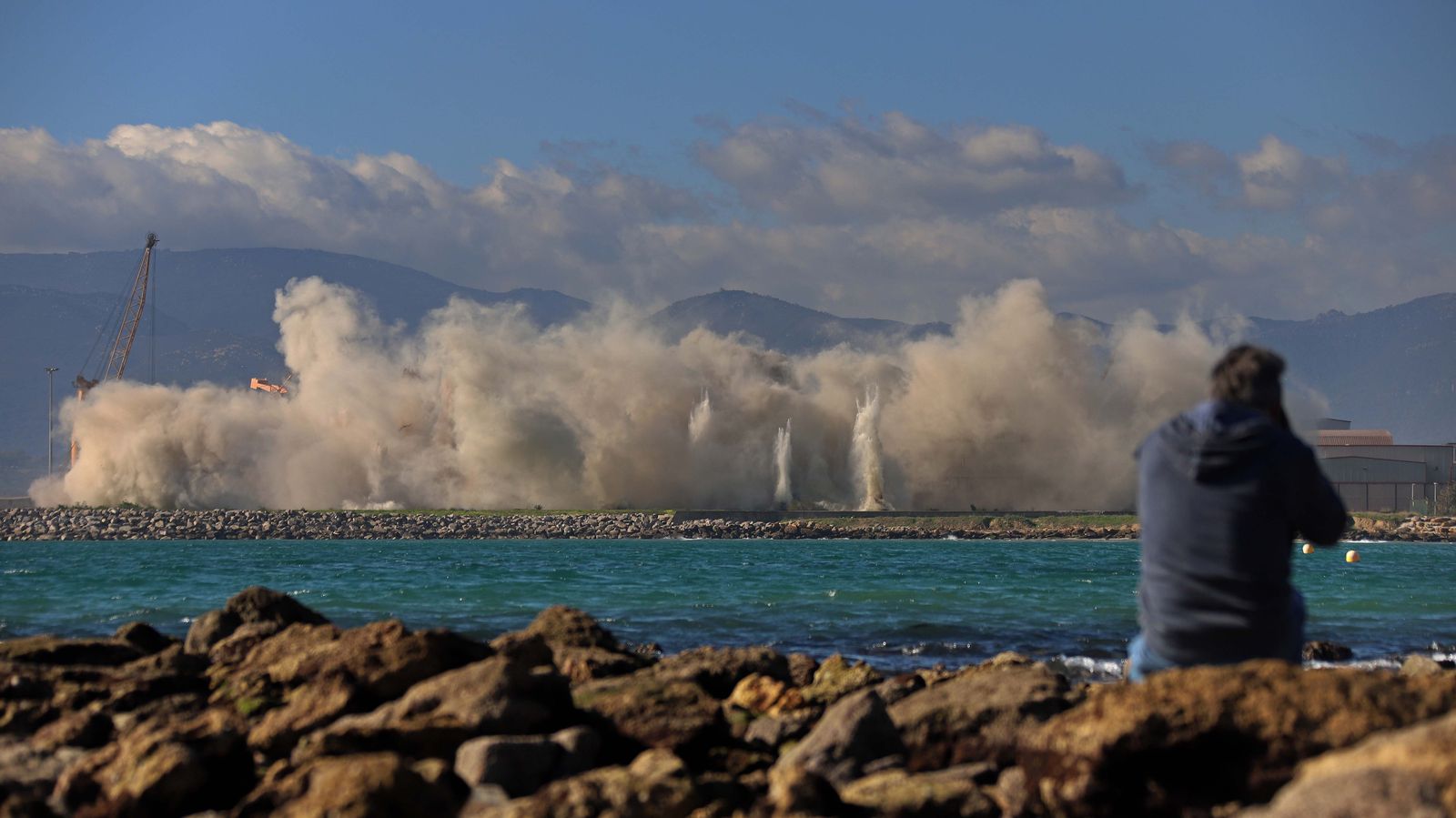 Demolición del silo de  Holcim en Palmones