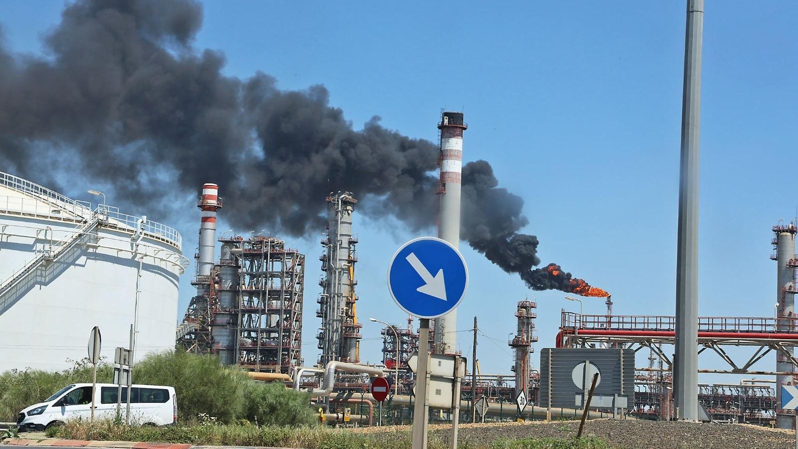 Columna de humo en las fábricas de Palos de la Frontera.