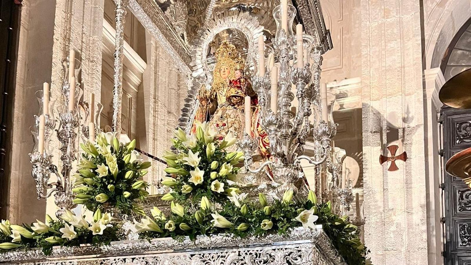 La Virgen de Consolación de Utrera junto a la ofrenda del Betis