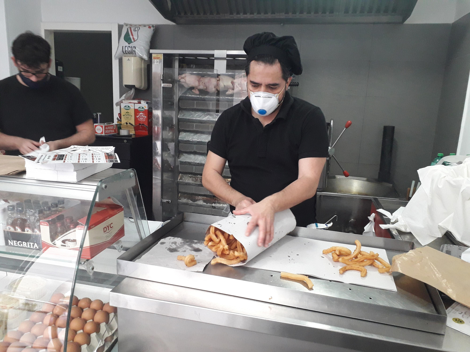 Nico Cruz preparando un pedido de churros en su local.