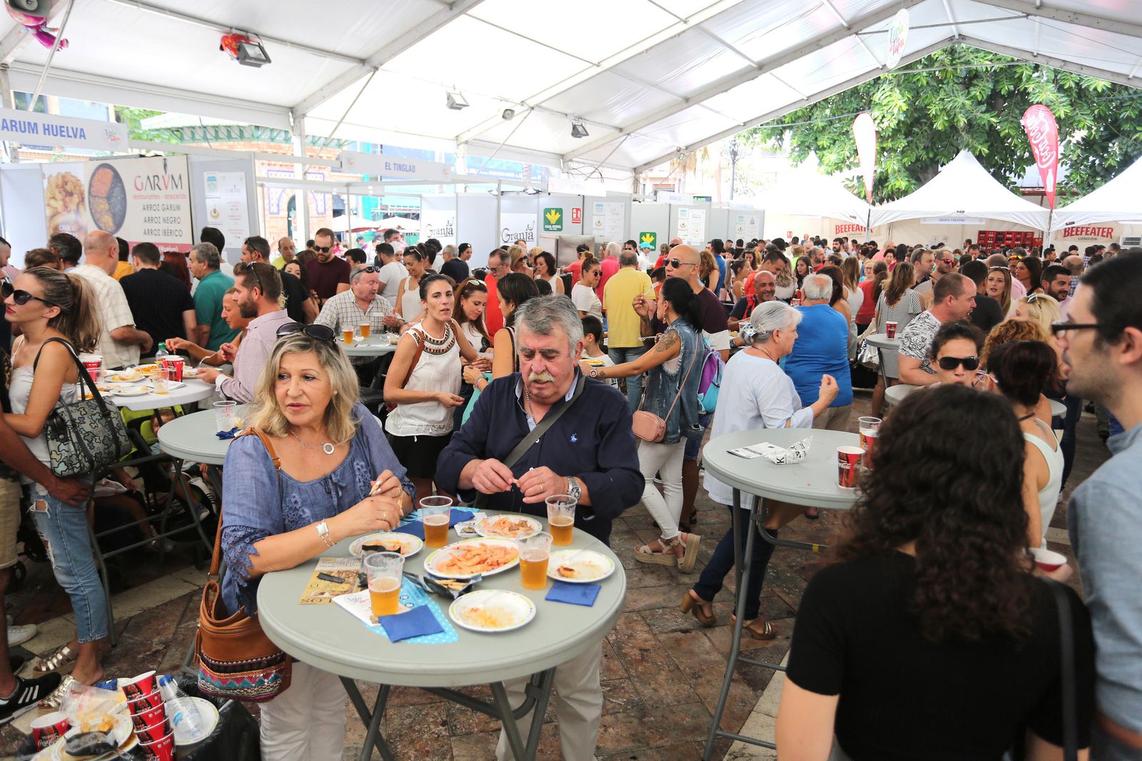 Numerosas personas acudieron ayer al mediodía a la Feria de la Tapa, que se celebró en la céntrica Plaza de las Monjas.