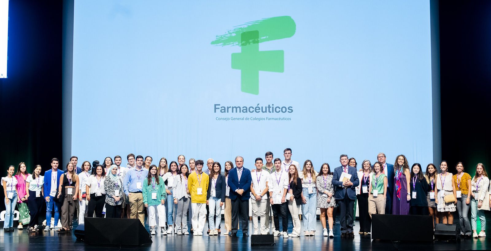 Participantes en una sesión sobre salidas laborales durante el congreso celebrado en Sevilla, con su presidente Jesús Aguilar en el centro, junto a un nutrido grupo de estudiantes.