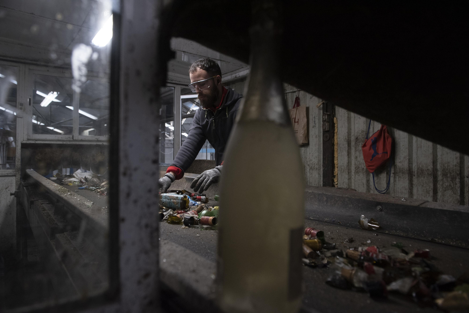 El corazón de una planta de reciclaje de vidrio, en imágenes