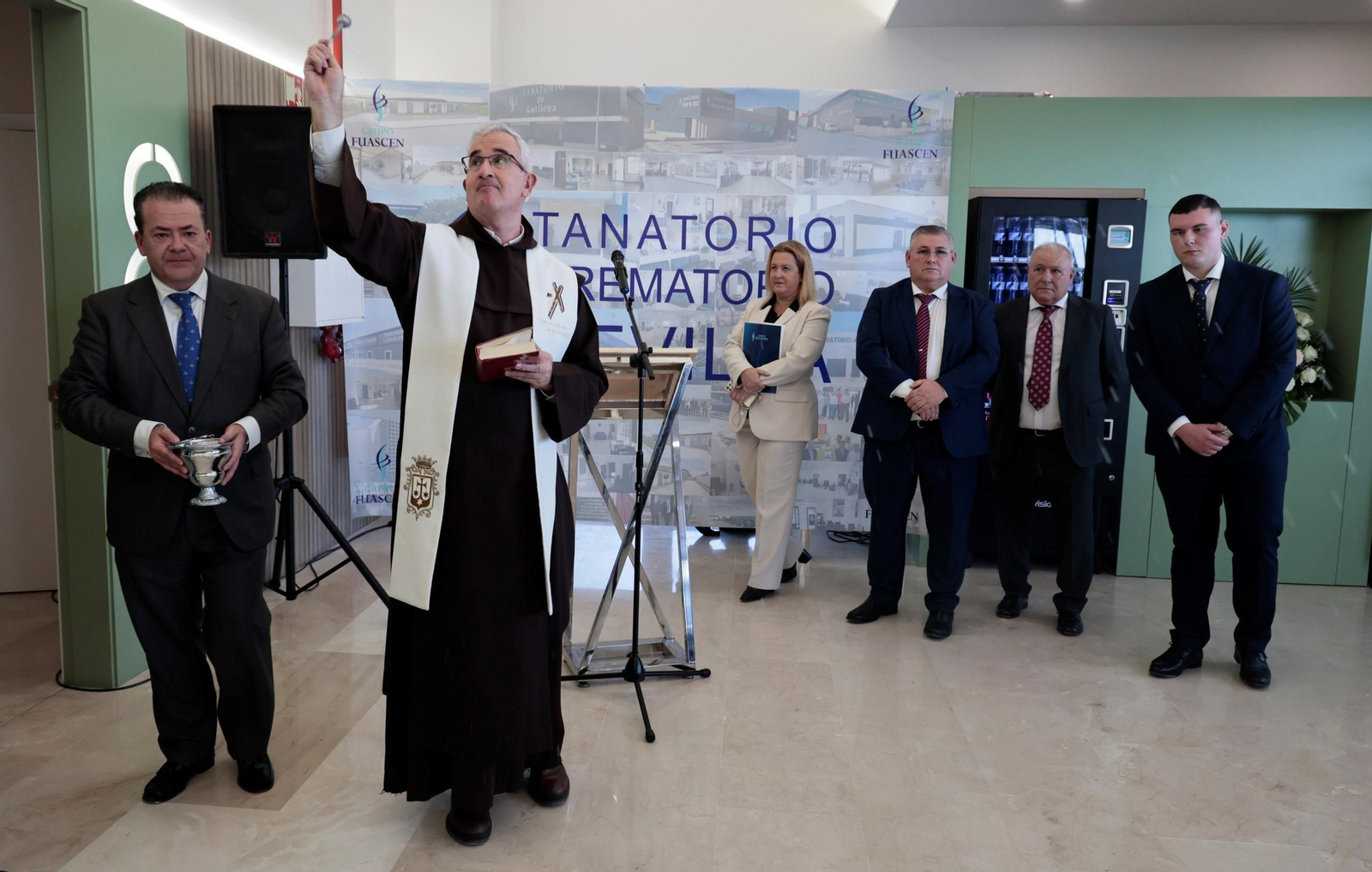 Bendición del nuevo tanatorio crematorio Sevilla, en Alcalá de Guadaíra, a mediodía de ayer.
