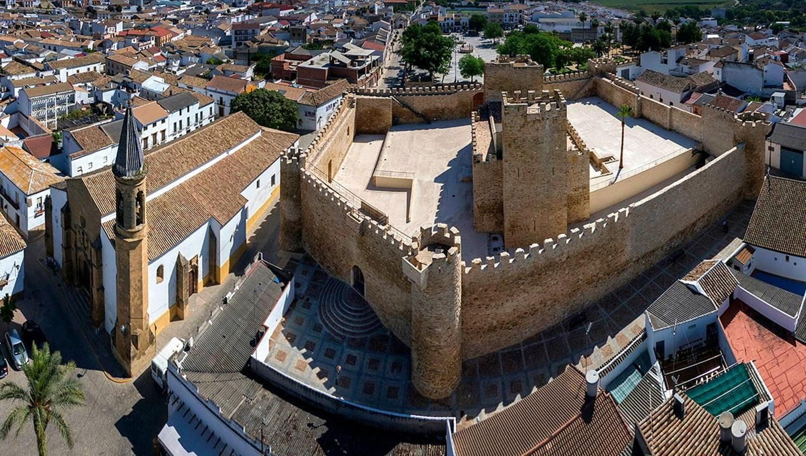 El castillo calatravo de Lopera, en pleno casco histórico, acoge varias veladas de cultura y ocio este verano.