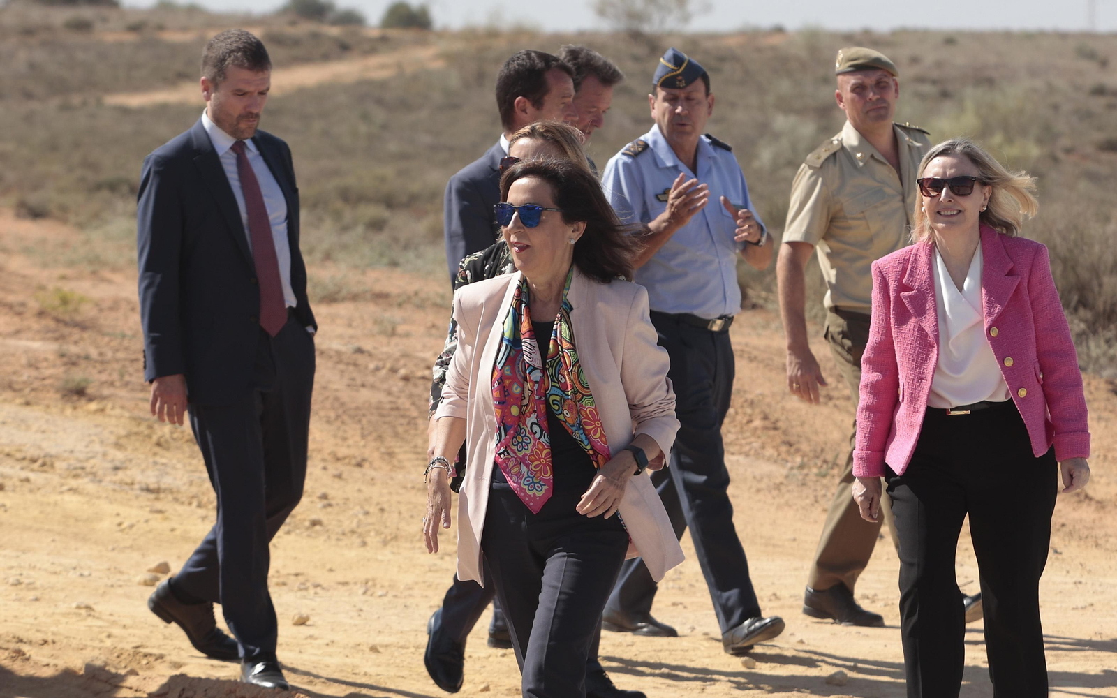 La visita de la ministra de Defensa a la fábrica De Santa Bárbara en imágenes