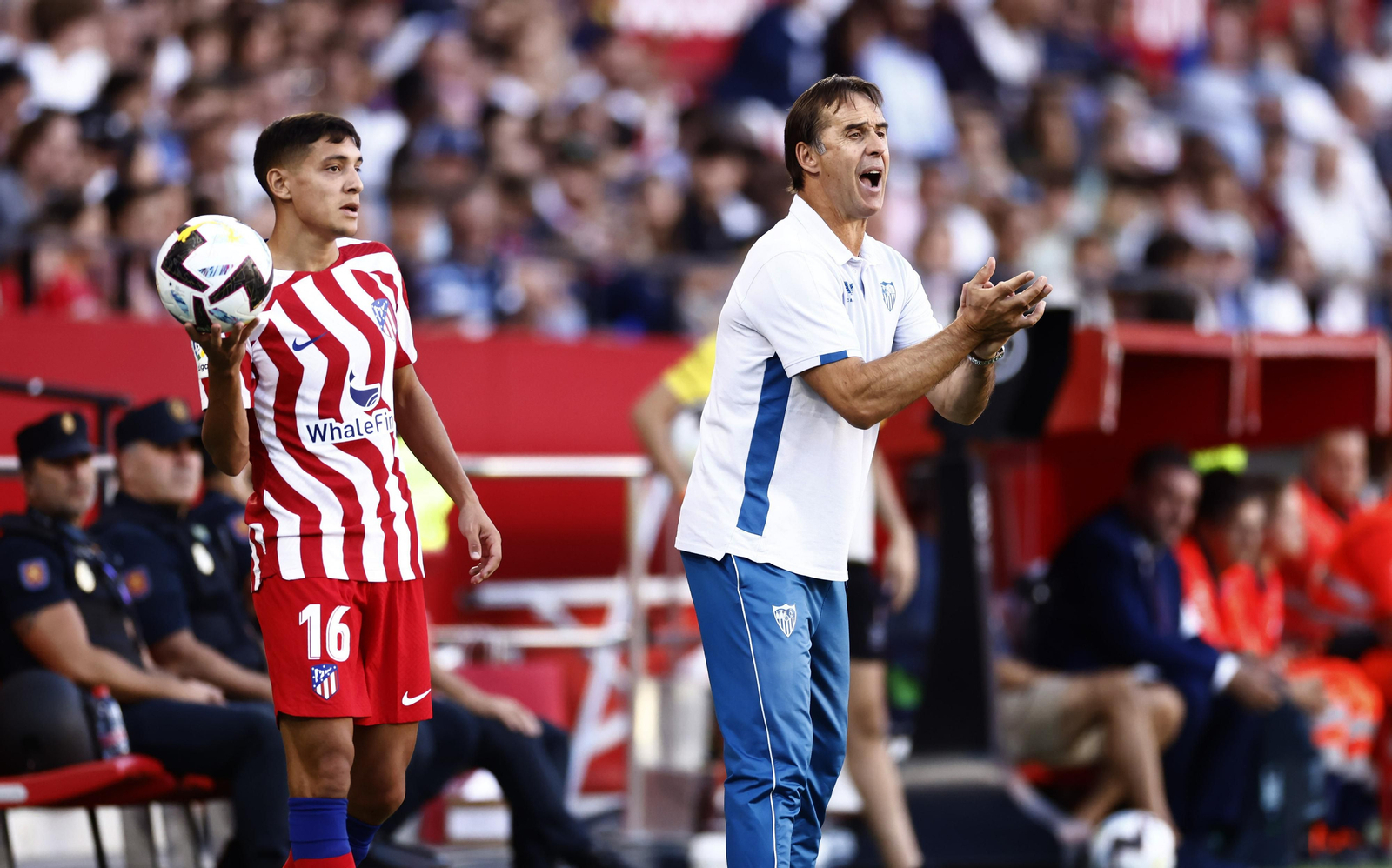 Lopetegui da instrucciones ante Nahuel Molina, que va a sacar de banda.