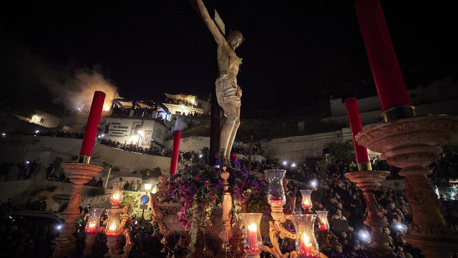 El Cristo de los Gitanos a su paso por el Sacromonte