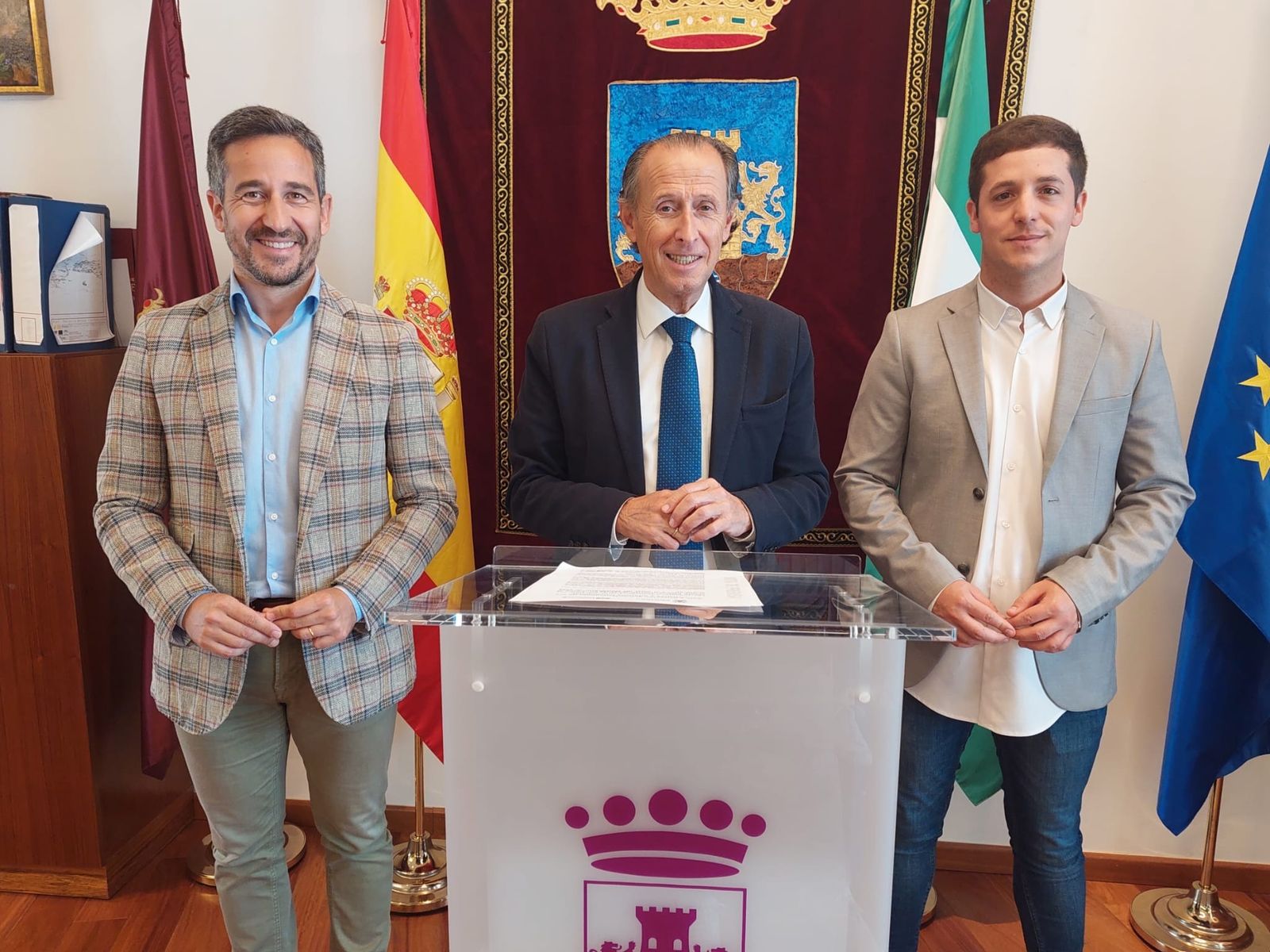 El alcalde y los dos concejales, durante la rueda de prensa.