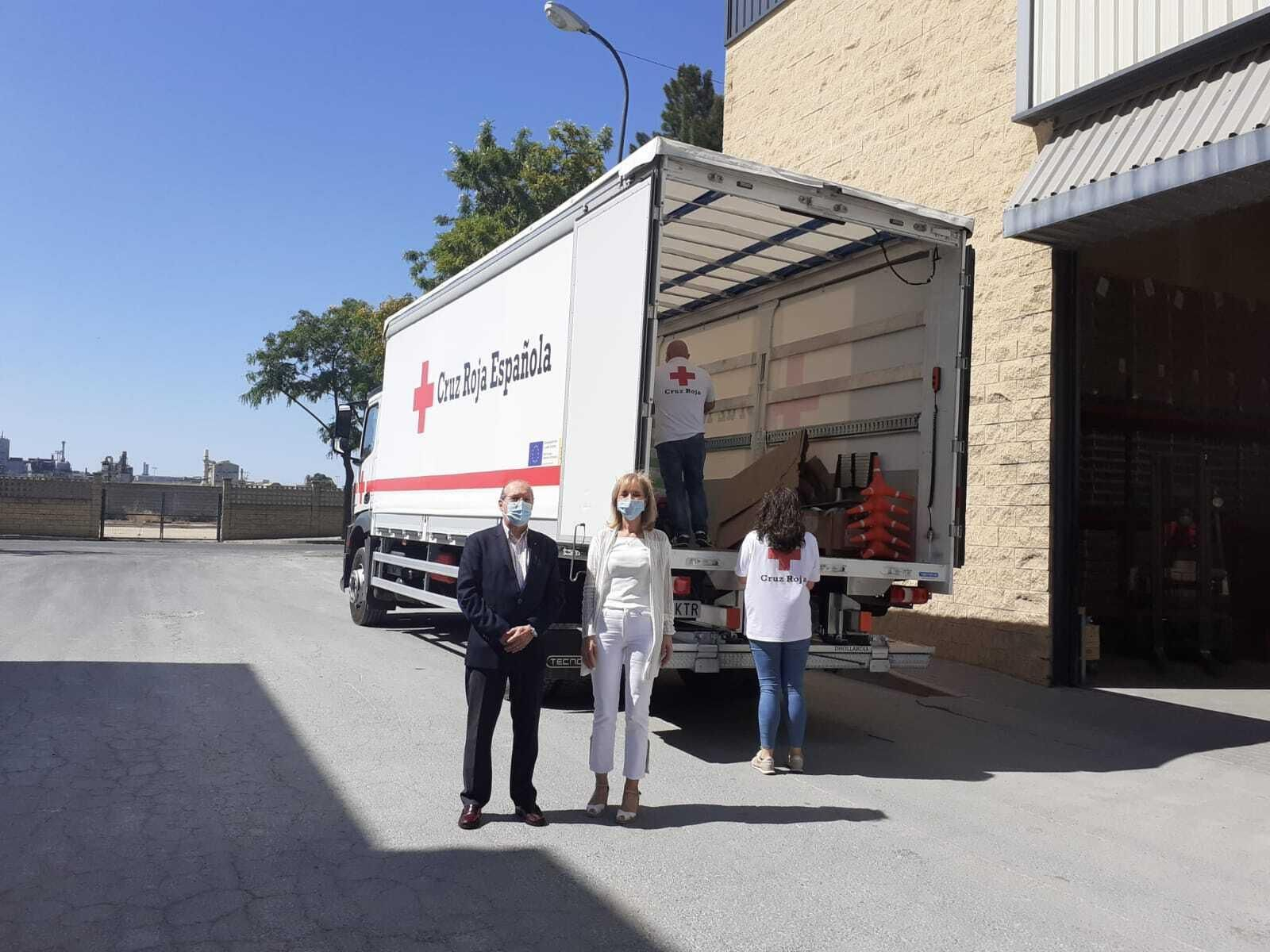 Manuela Parralo valora el reparto de alimentos de Cruz Roja.