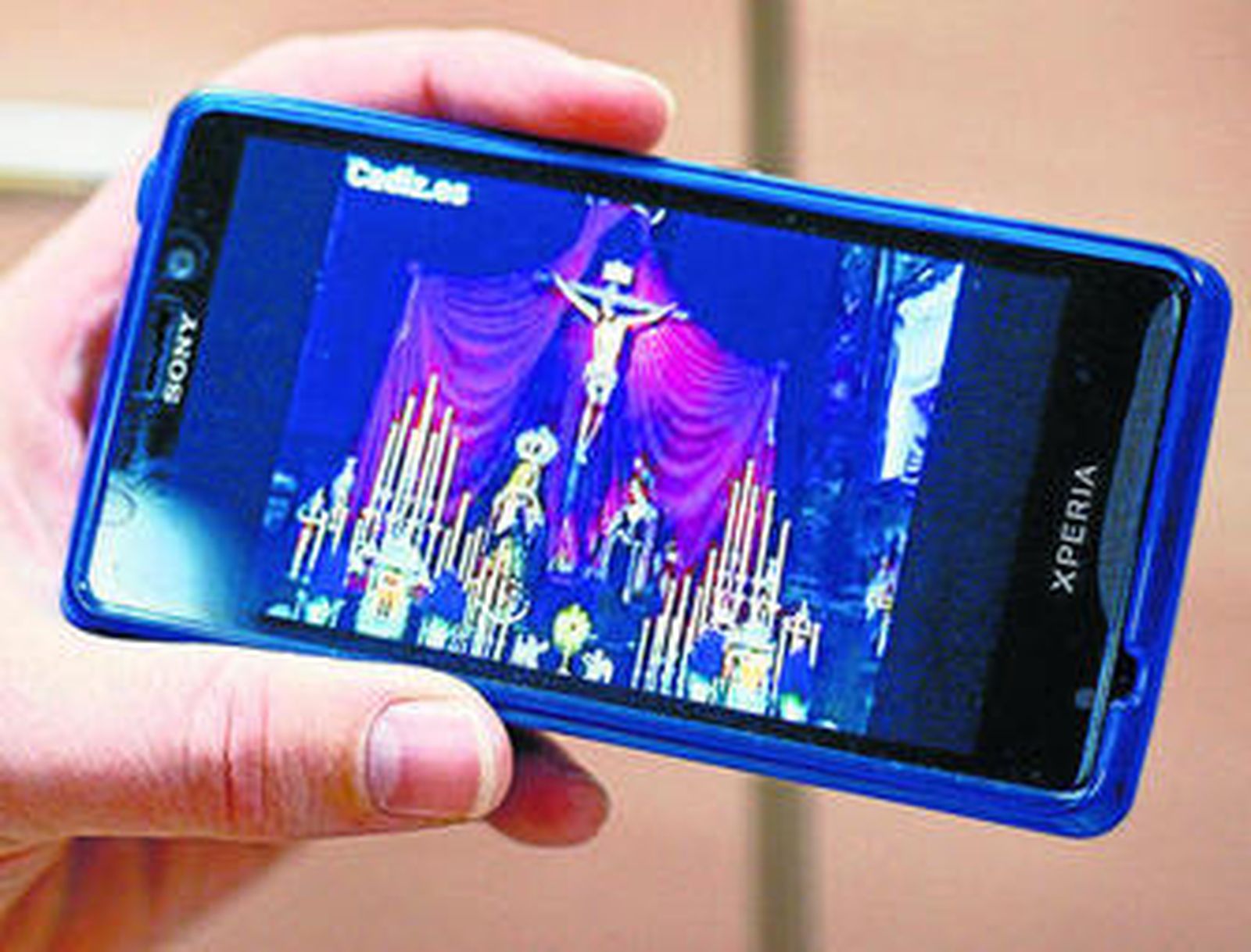 Imagen del grupo escultórico de La Piedad vista a través de un móvil.