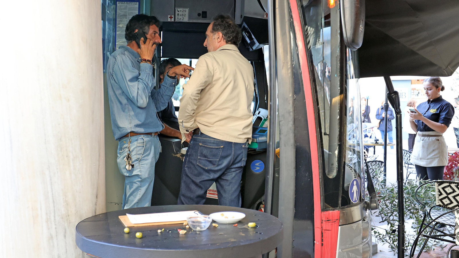 Un autobús se empotra en el Gallo Azul de Jerez