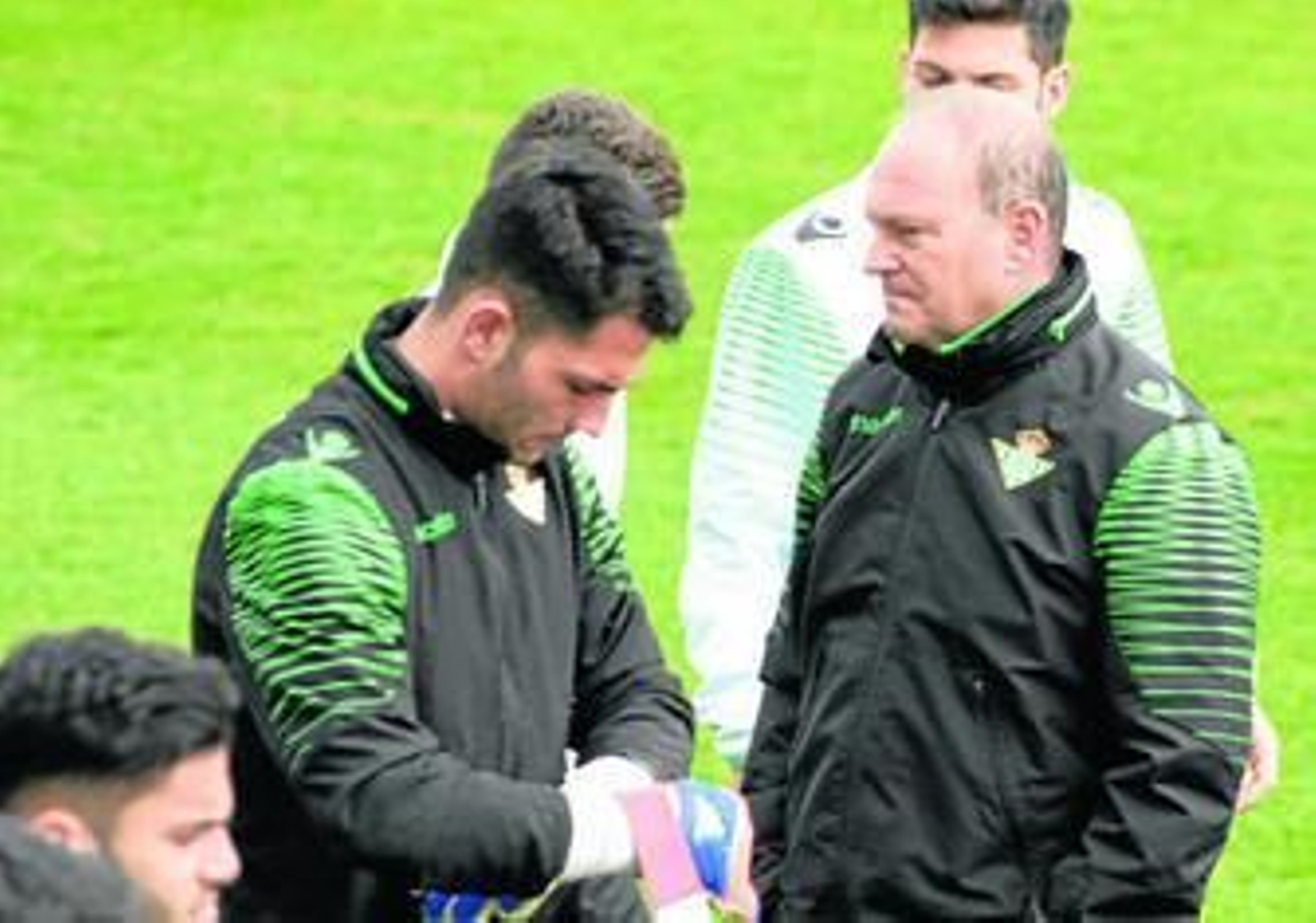 Pepe Mel se muestra pensativo en un entrenamiento junto a Bruno, Adán y Pacheco, entre otros futbolistas.