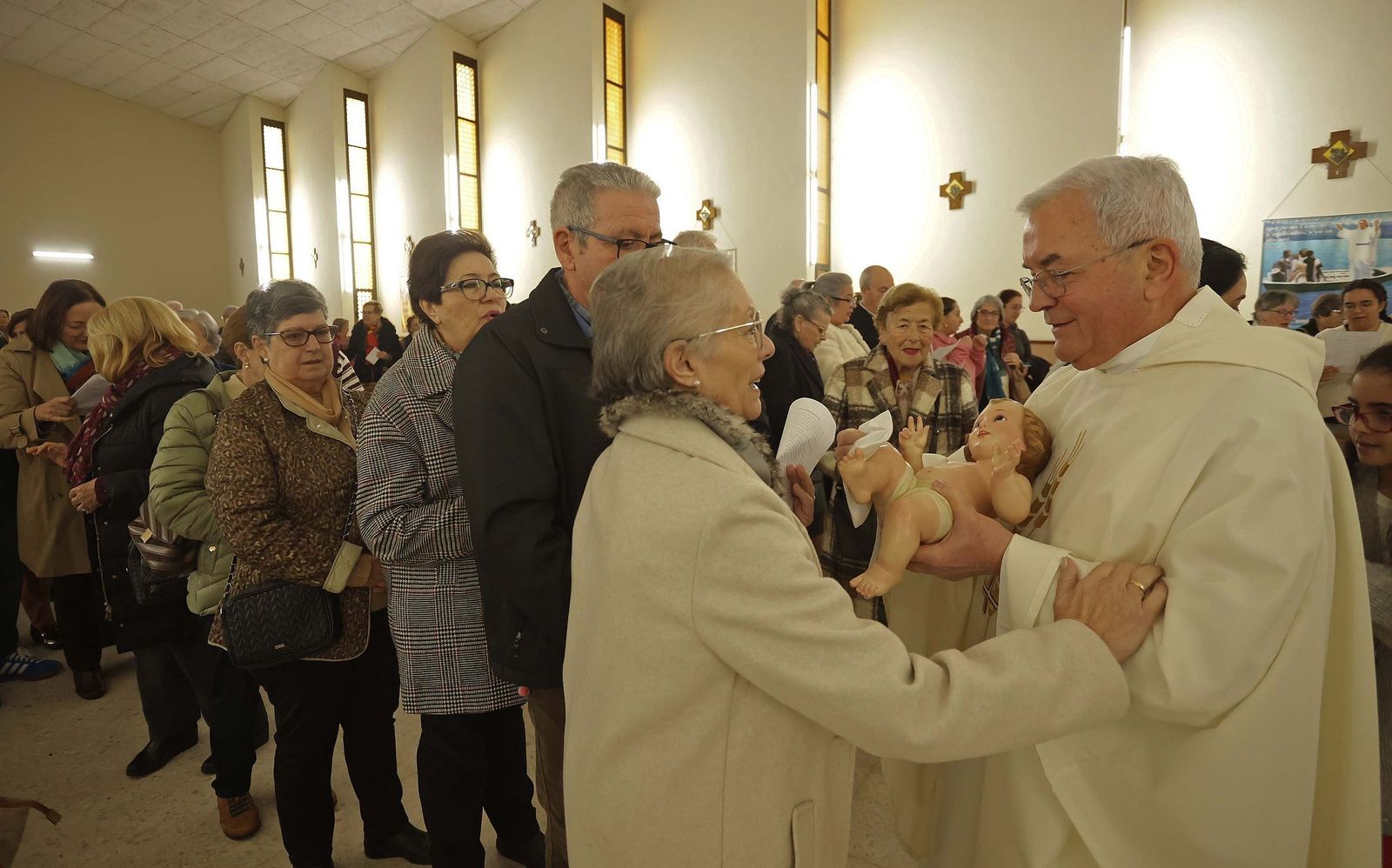 Fotos de la misa conmemorativa de los 50 años de dedicación del padre Pedro a la parroquia y al barrio de La Piñera