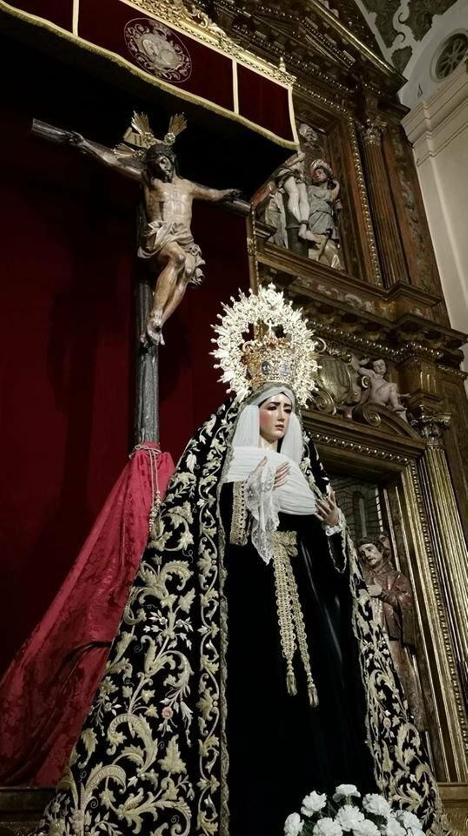 La Virgen del Dulce Nombre a los pies del Cristo del Mayor Dolor.