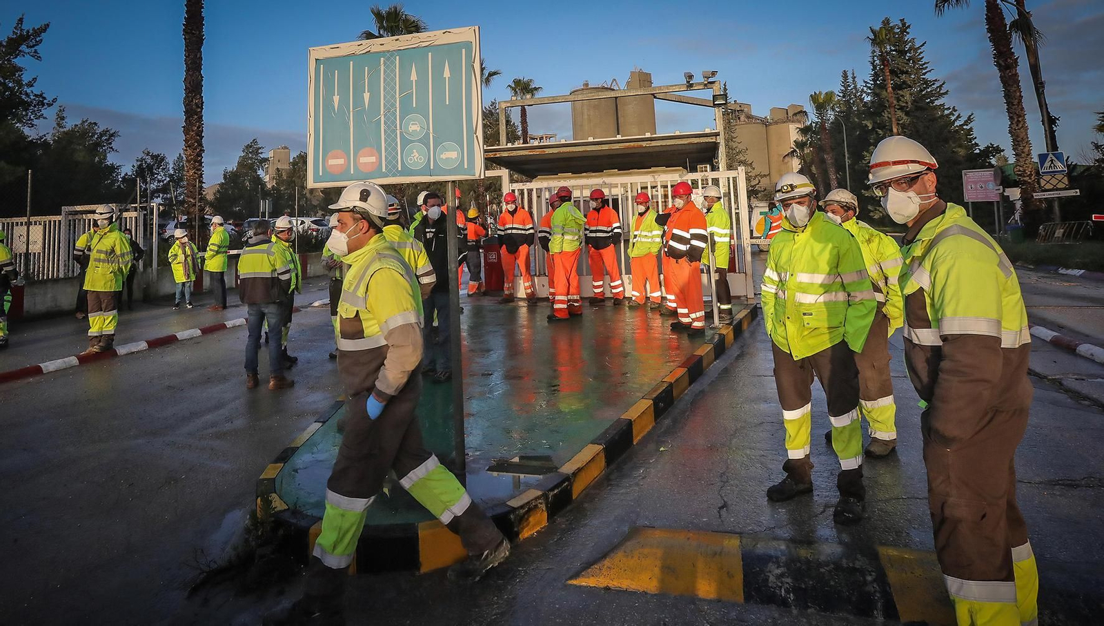 Concentración de trabajadores en la cementera de Holcim en Jerez.
