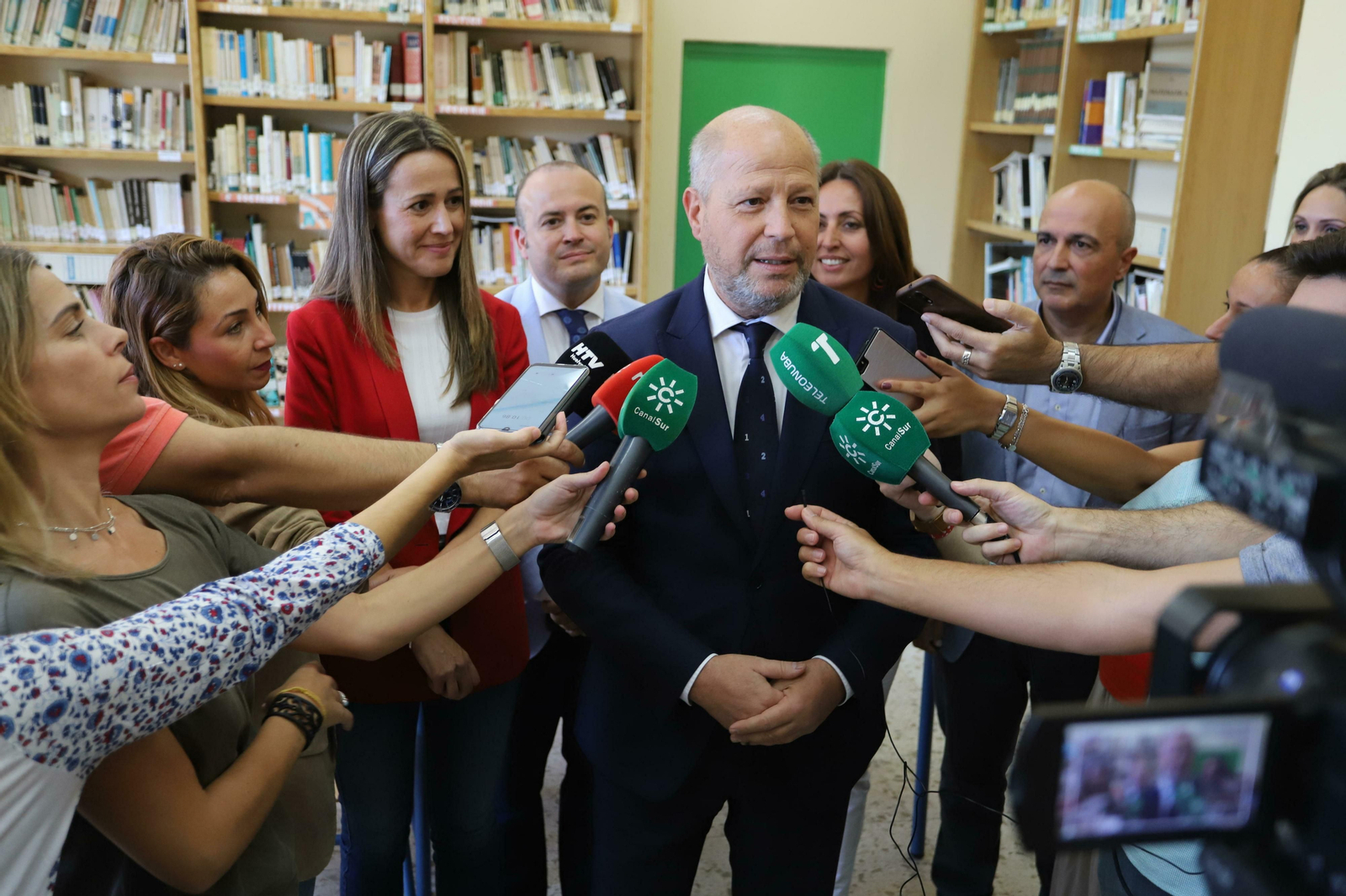 Imbroda atendiendo hoy a los medios.