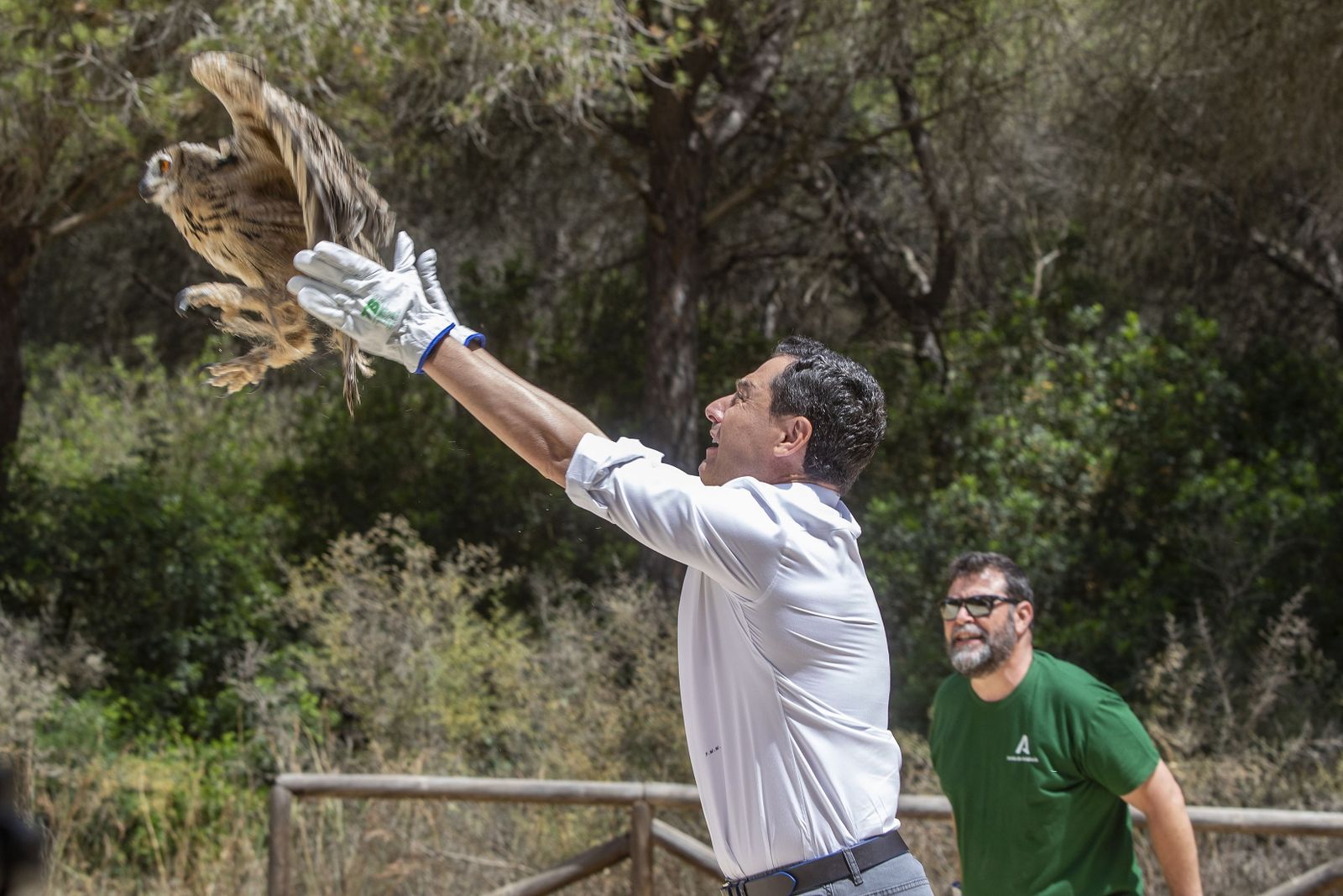 Moreno suelta un búho en Chiclana en la campaña electoral