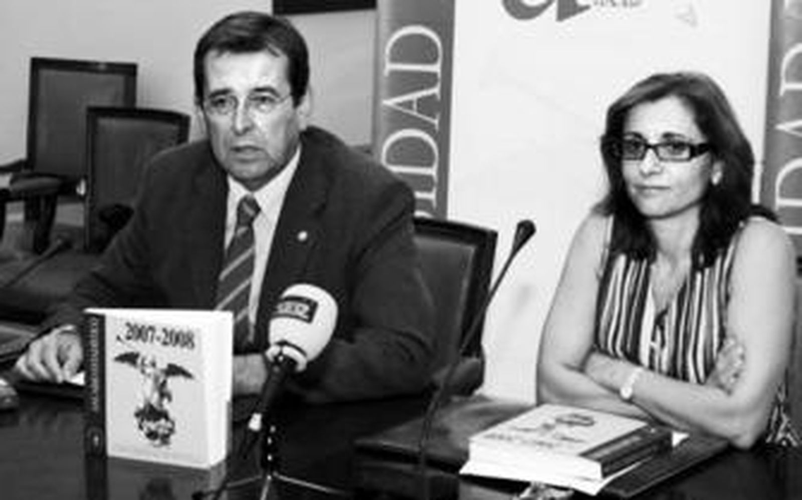 Juan Ignacio Ferraro, gerente de la Universidad de Sevilla, junto a María Regla Mora.