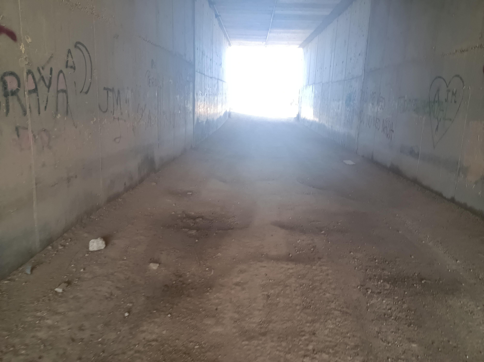 Un paso subterráneo nos permite atravesar la autovía.