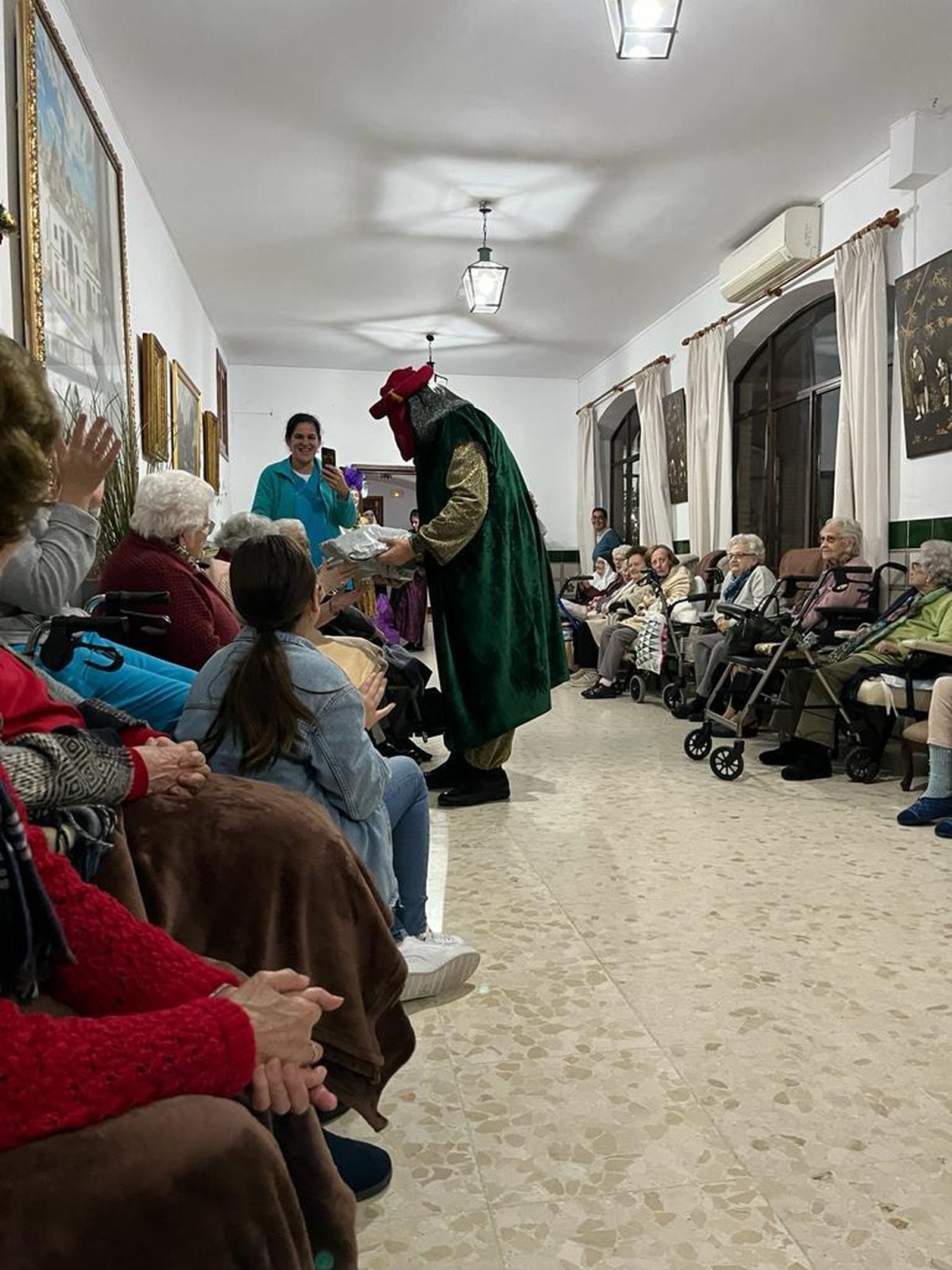 Los Reyes Magos de Sevillistas en Xerez entregan regalos a los ancianos ...