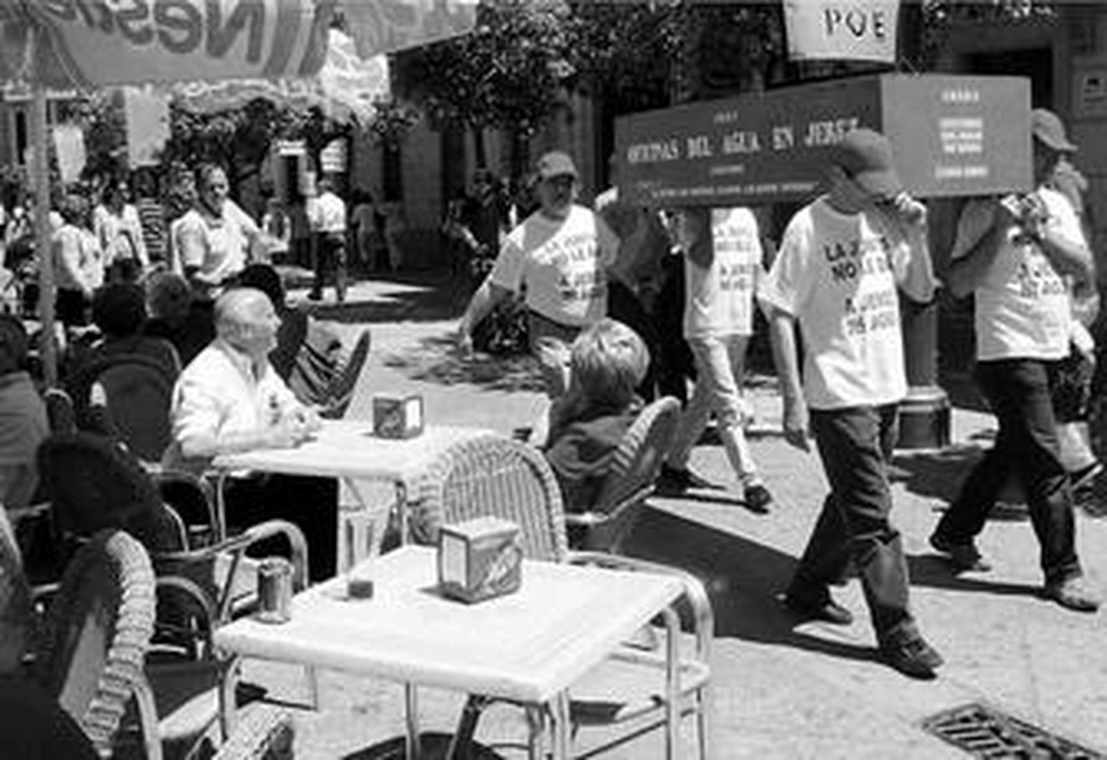 Algunos empleados portan el ataúd durante la movilización de ayer en la calle Larga.