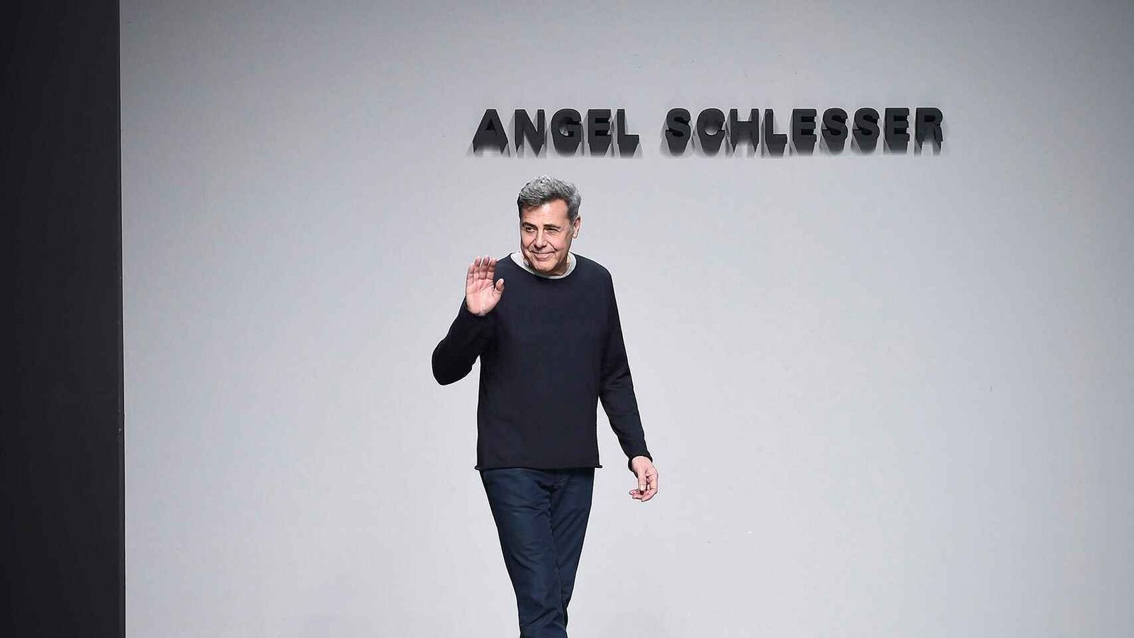 Ángel Schlesser saluda al final de uno de sus desfiles antes de su jubilación en 2016.