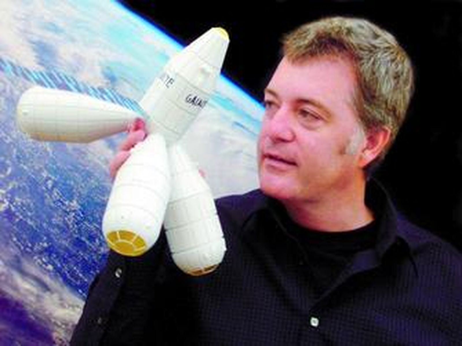 El creador del proyecto Galactic Suite, Xavier Claramunt, muestra una maqueta de la estación espacial.