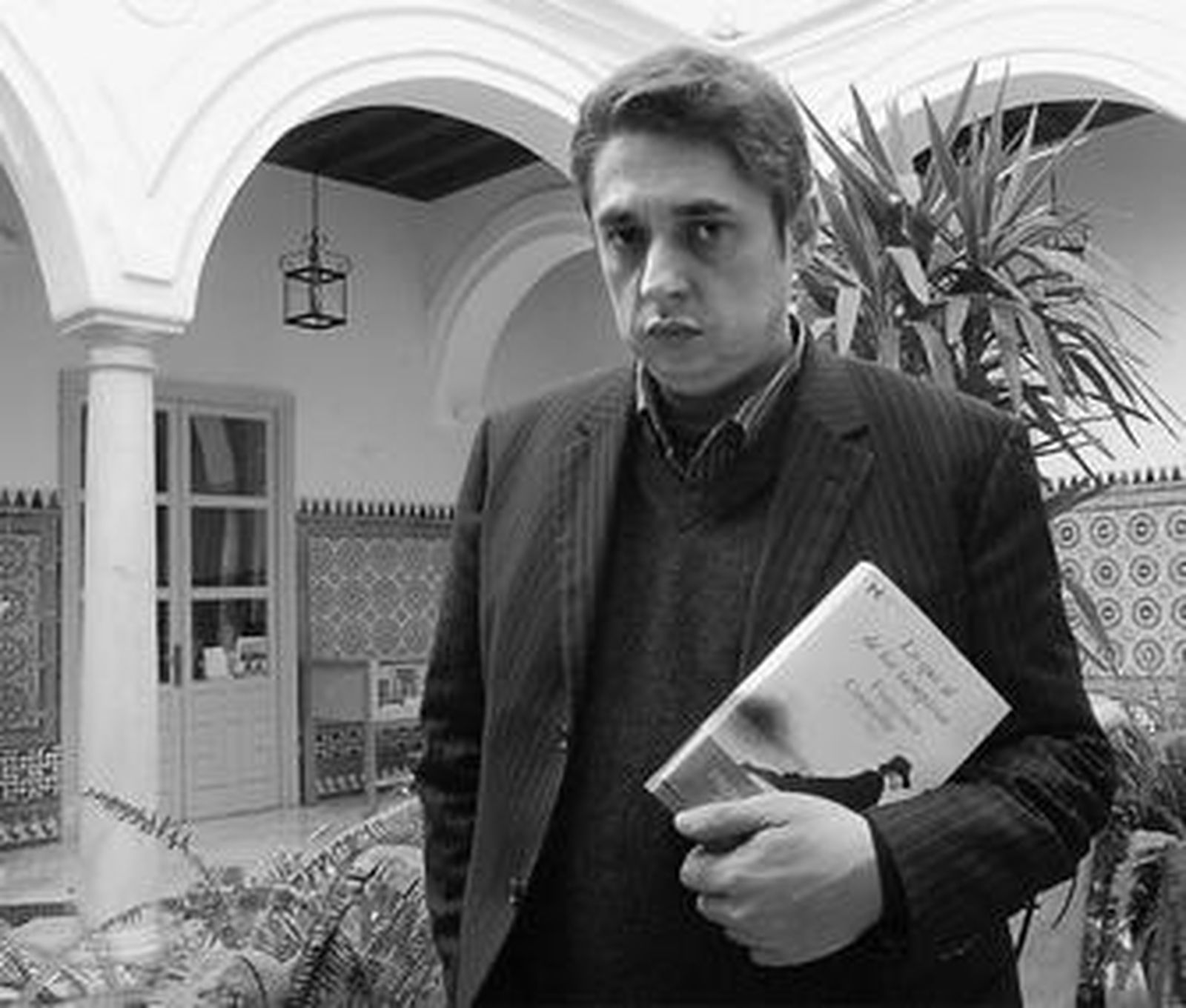 El autor, con la novela ganadora del Premio Nadal el pasado mes de enero.